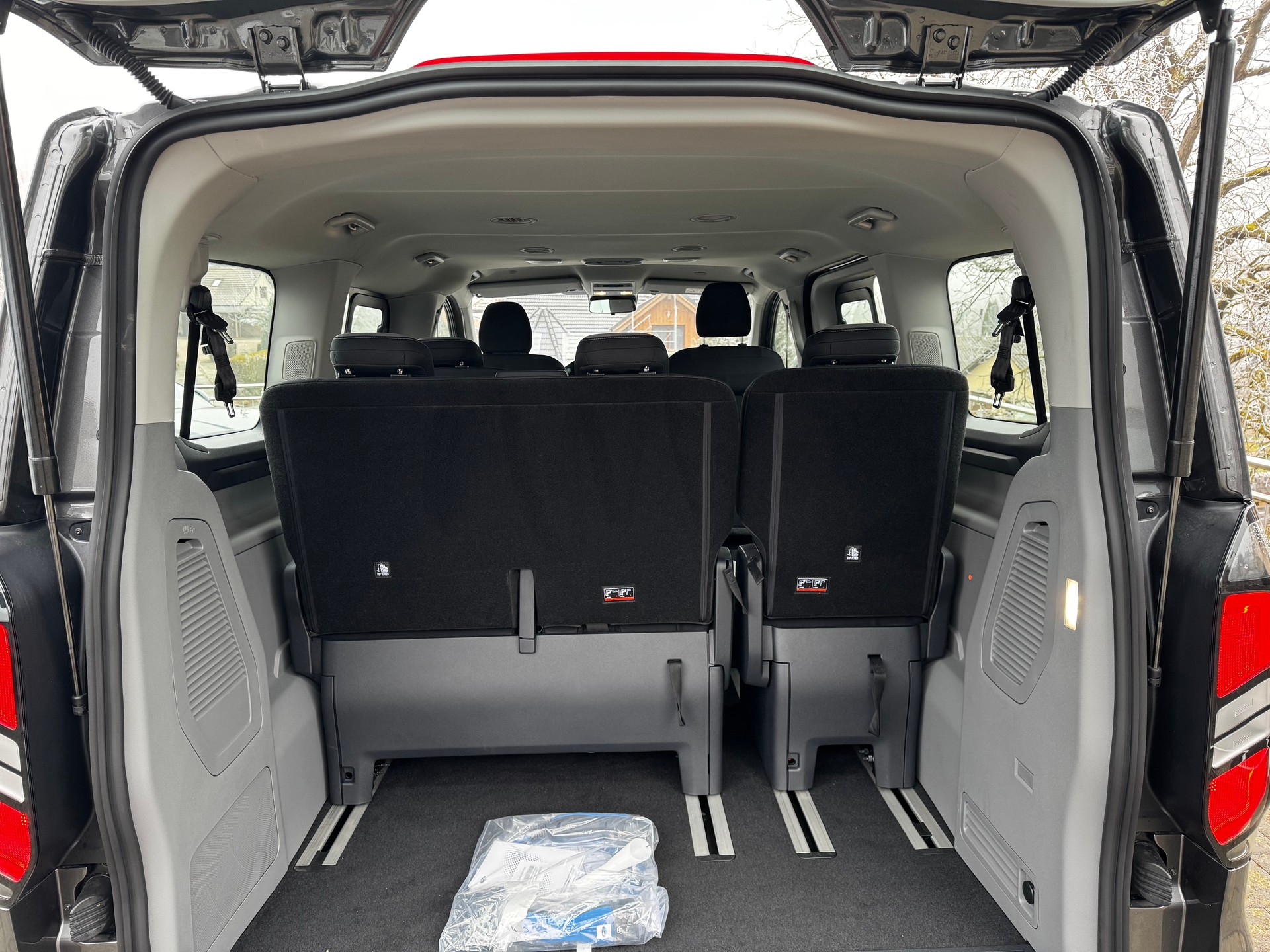 FORD Tourneo Bus 340 L1H1 PHEV Titanium-image-11
