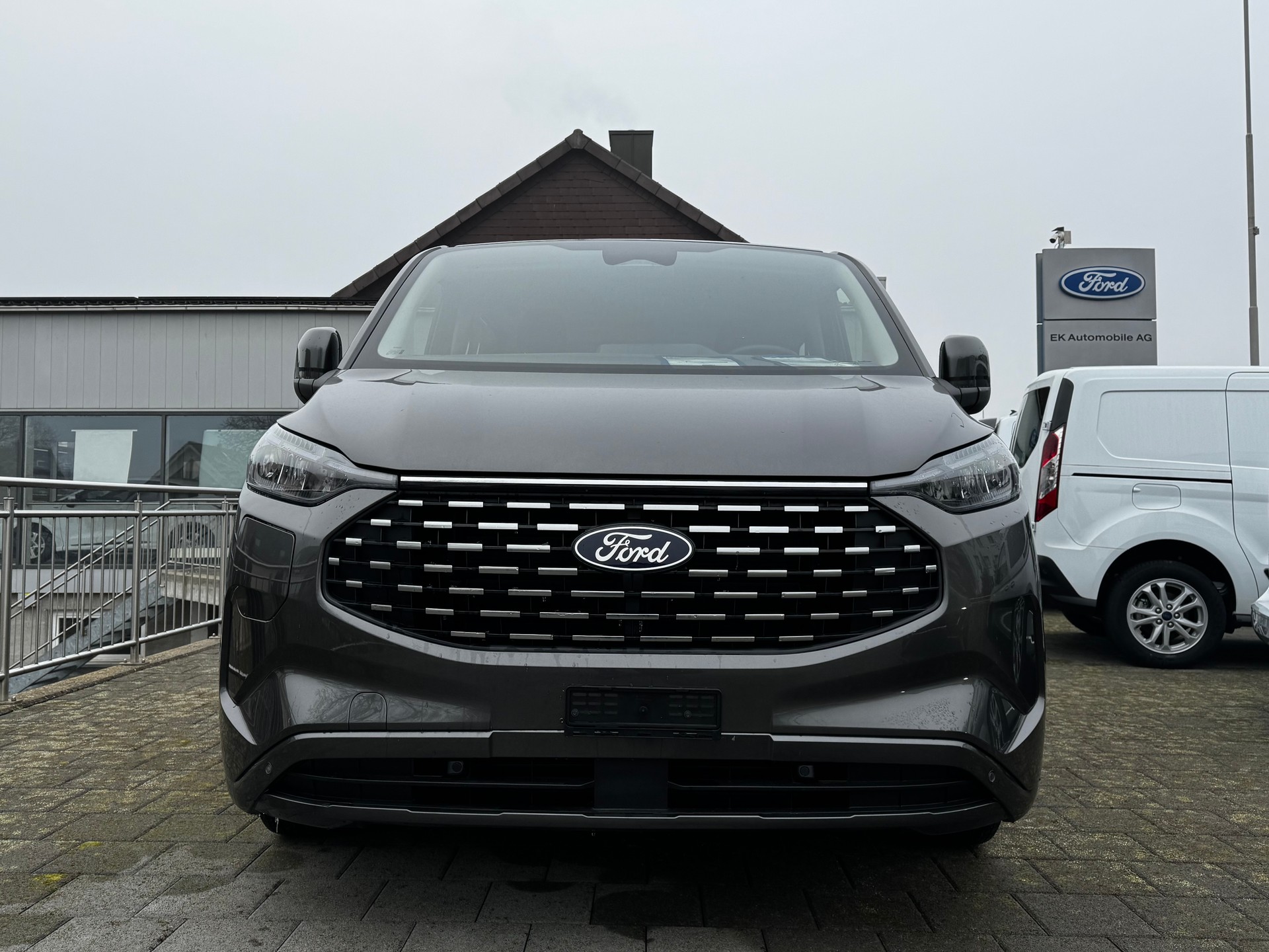 FORD Tourneo Bus 340 L1H1 PHEV Titanium-showroom-element-2