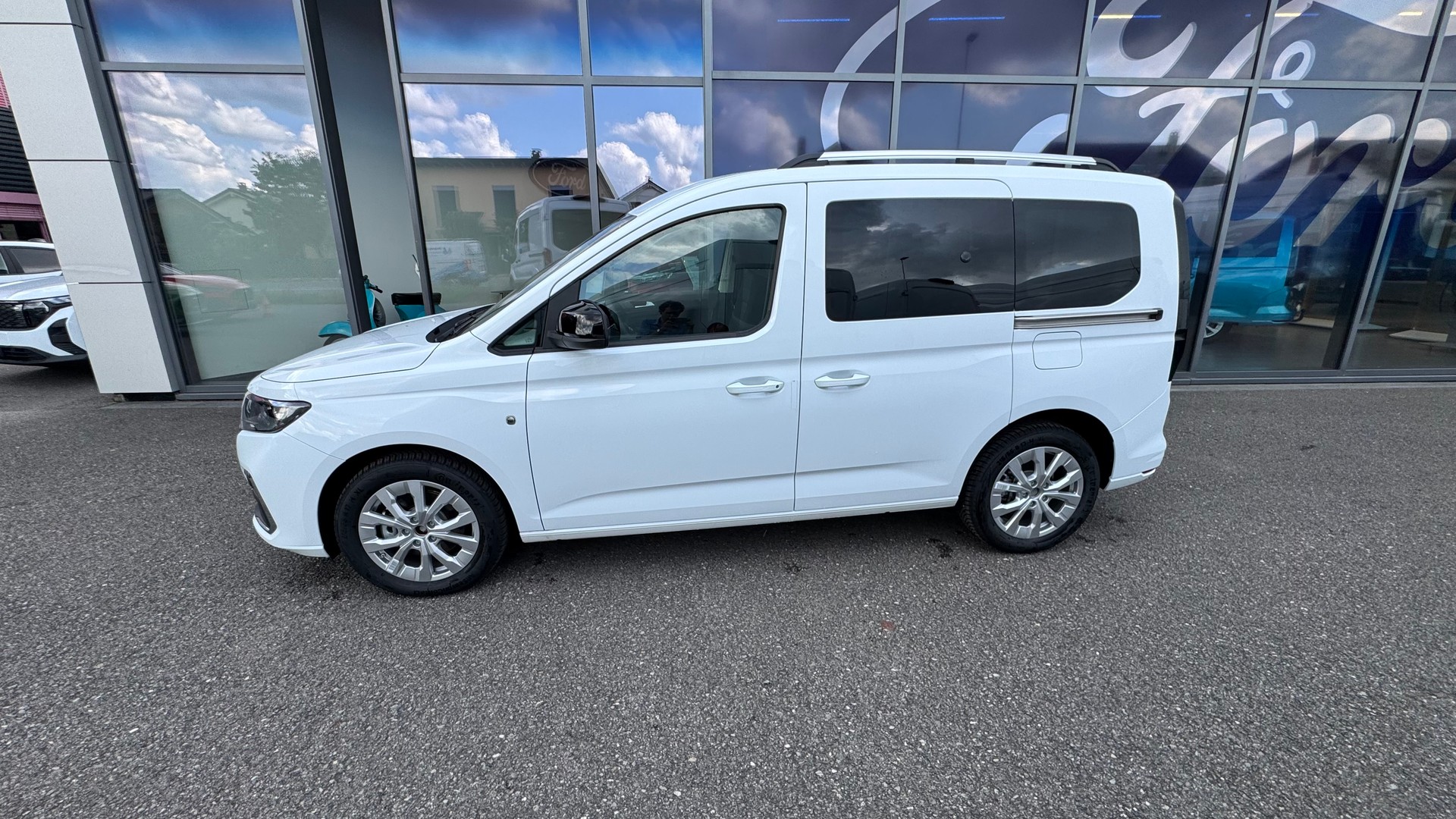 FORD TOURNEO Connect 2.0 EcoBlue 12 Titan./122CV/Aut.-image-2