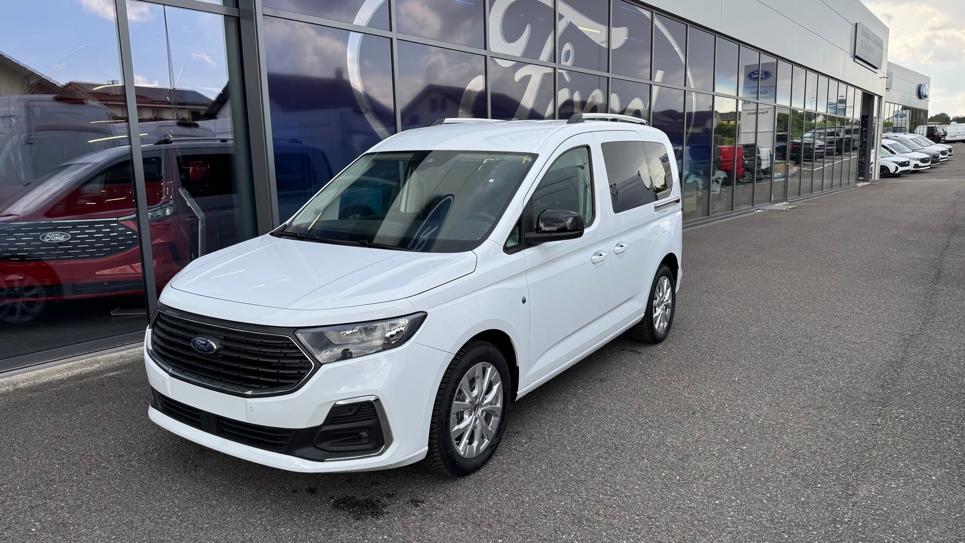 FORD TOURNEO Connect 2.0 EcoBlue 12 Titan./122CV/Aut.-image-1
