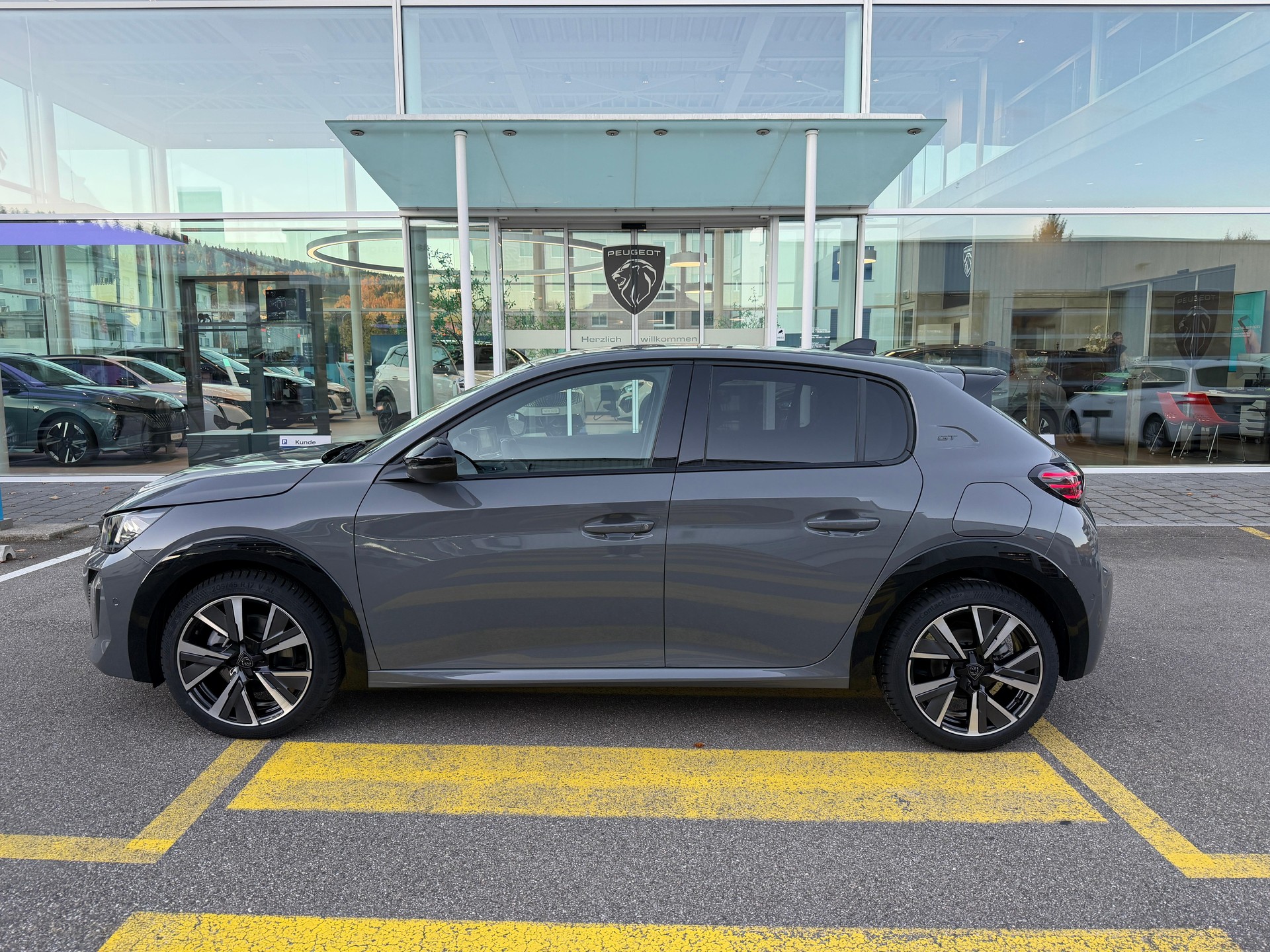 PEUGEOT 208 1.2 Hybrid GT-image-0