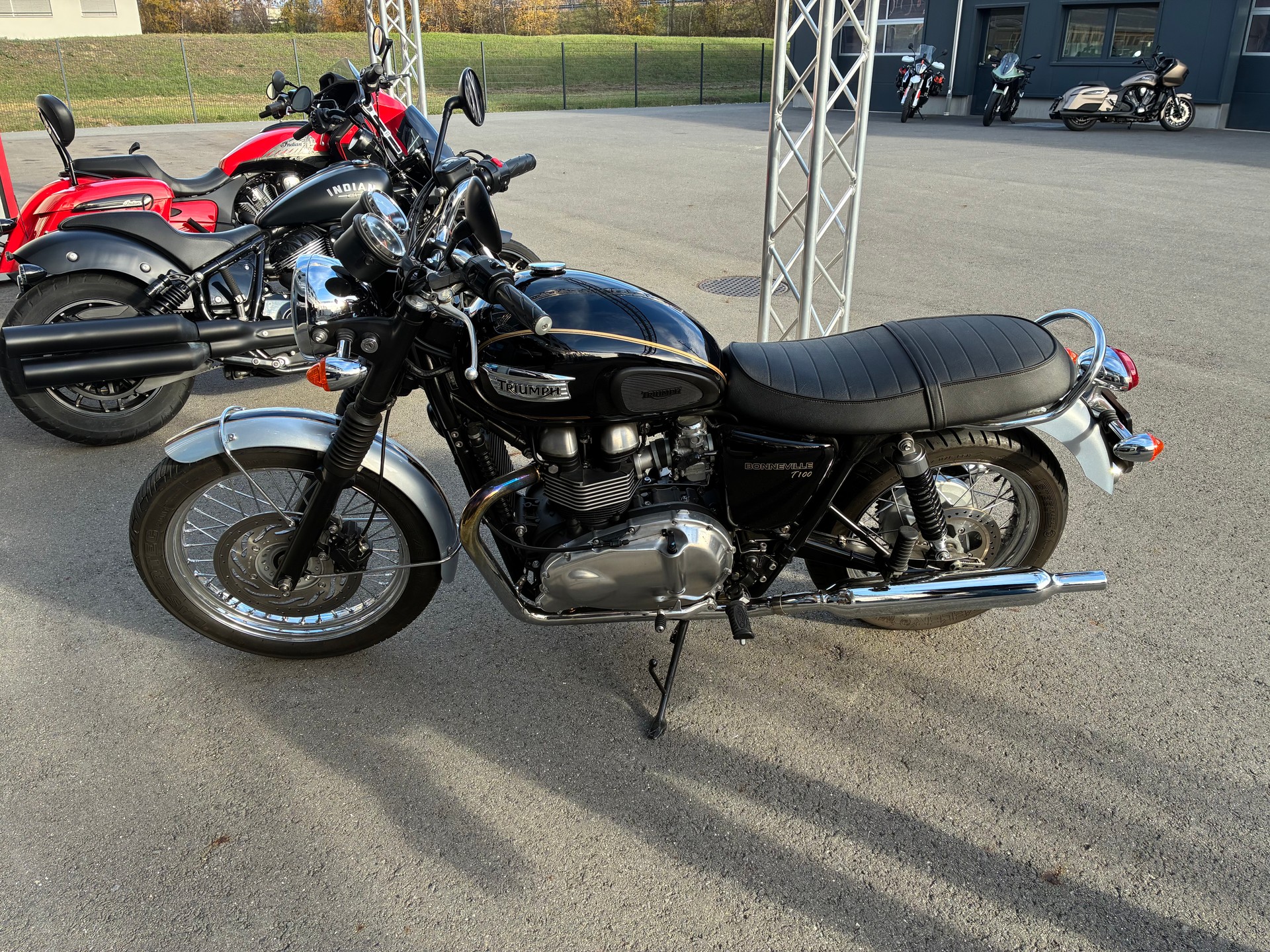 TRIUMPH Bonneville 900 i T 100-image-1
