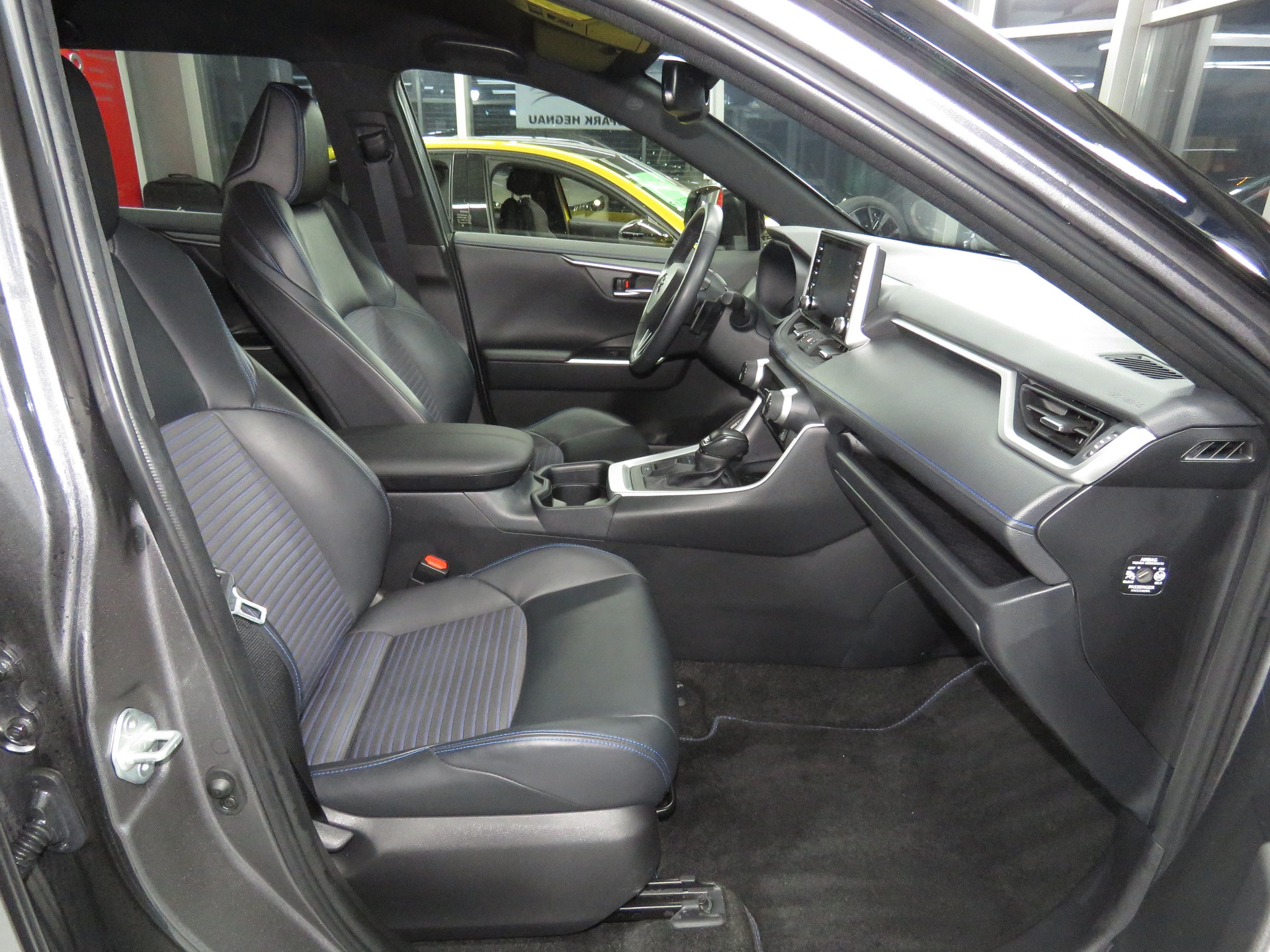 TOYOTA RAV-4 2.5 HSD Premium e-CVT 2WD (Automat)-image-11