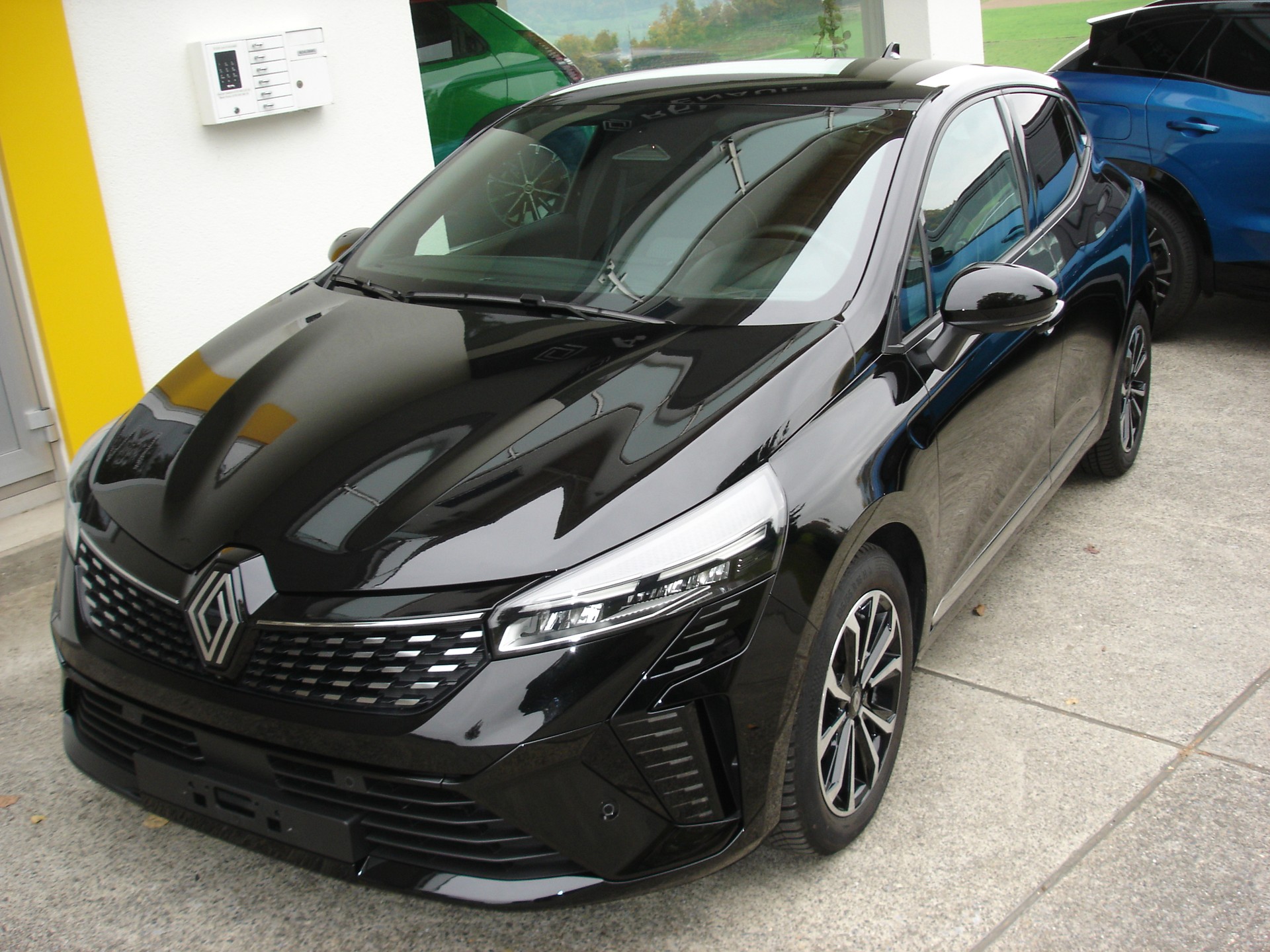 RENAULT Clio 1.0 Techno-image-1