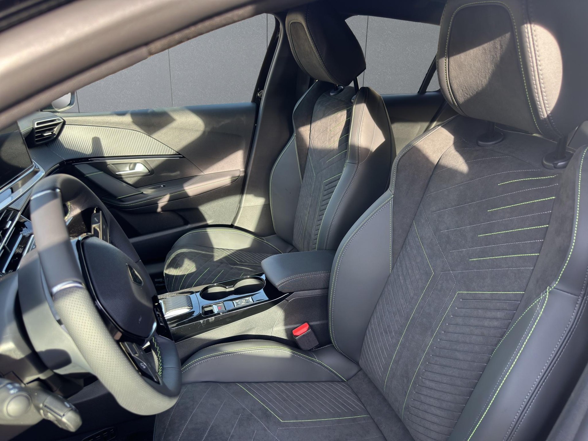 PEUGEOT 208 e-GT-image-8