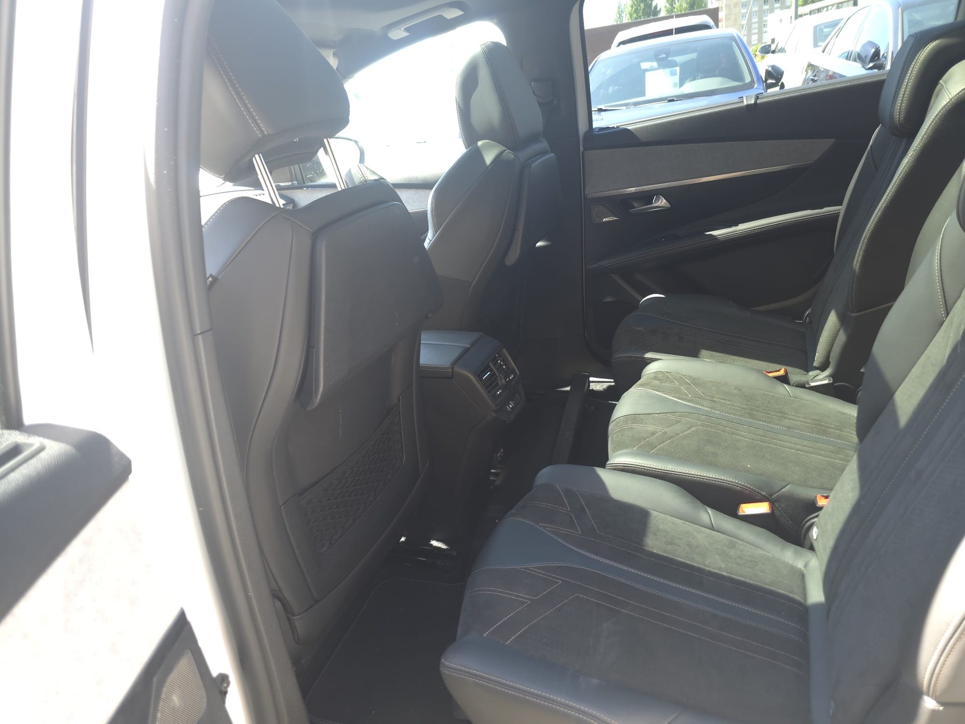 PEUGEOT 5008 1.6 Mountain Édition GT EAT8-image-6