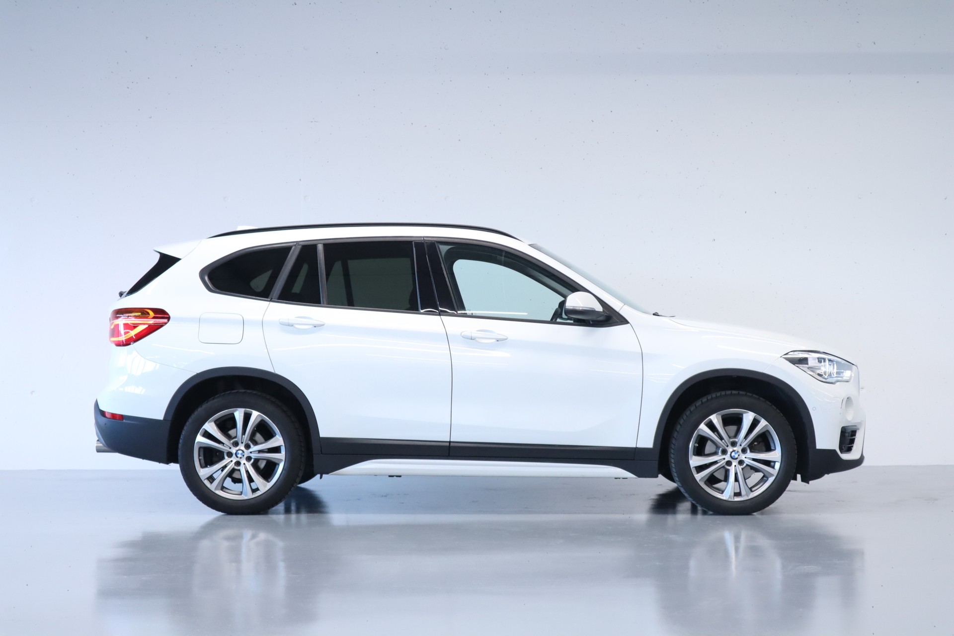 BMW X1 xDrive 18d SportLine | ALLRAD | AUTOMAT | HEAD-UP DISPLAY | LEDER | RÜCKFAHRKAMERA | EL. HECKKLAPPE | KEYLESS | CH-FZG-image-5