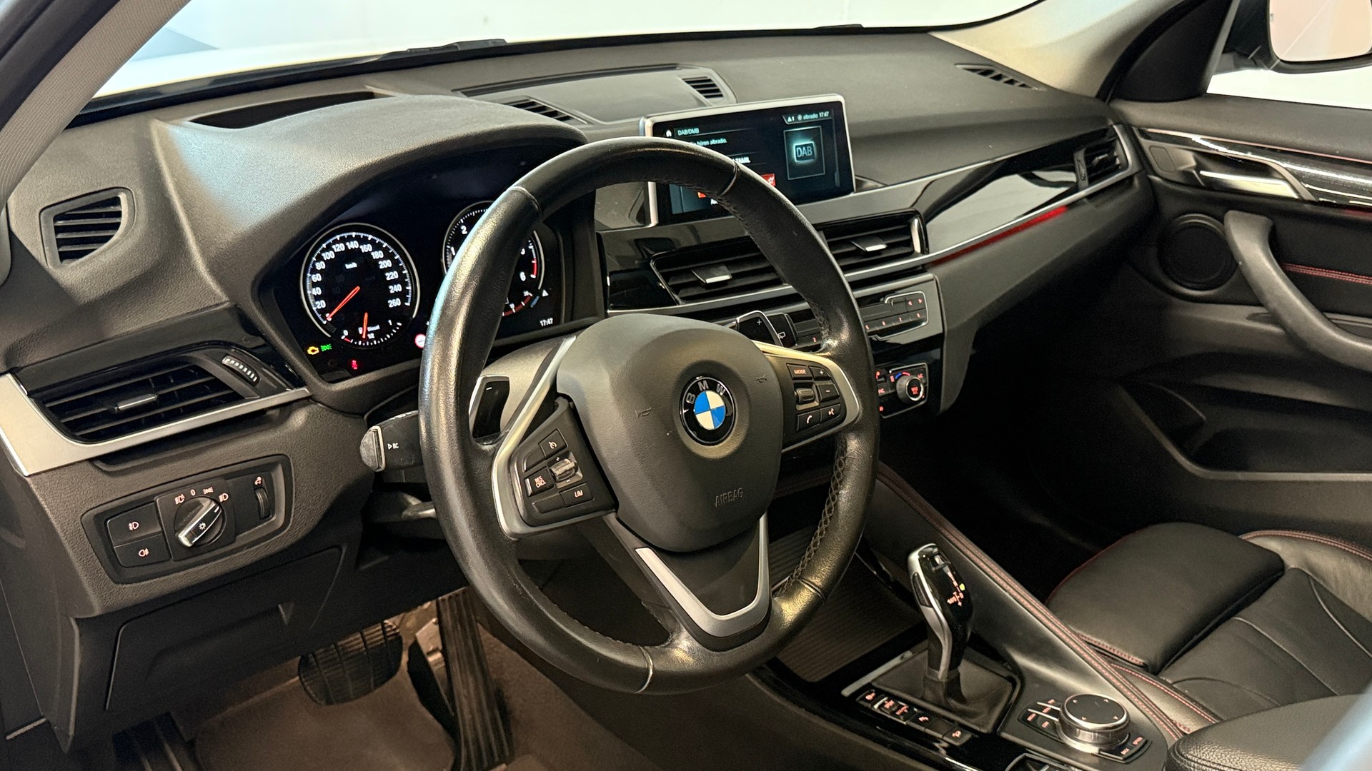 BMW X1 xDrive 18d SportLine | ALLRAD | AUTOMAT | HEAD-UP DISPLAY | LEDER | RÜCKFAHRKAMERA | EL. HECKKLAPPE | KEYLESS | CH-FZG-image-9