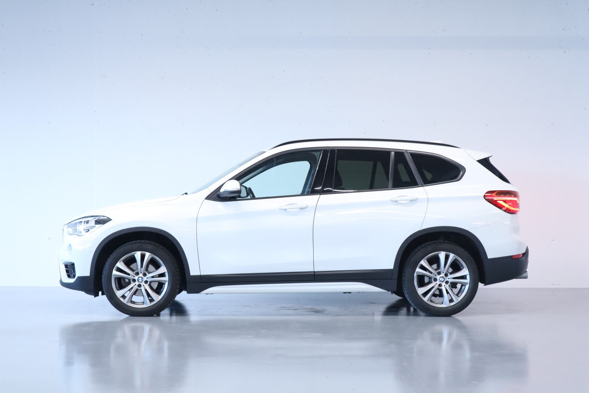 BMW X1 xDrive 18d SportLine | ALLRAD | AUTOMAT | HEAD-UP DISPLAY | LEDER | RÜCKFAHRKAMERA | EL. HECKKLAPPE | KEYLESS | CH-FZG-image-1