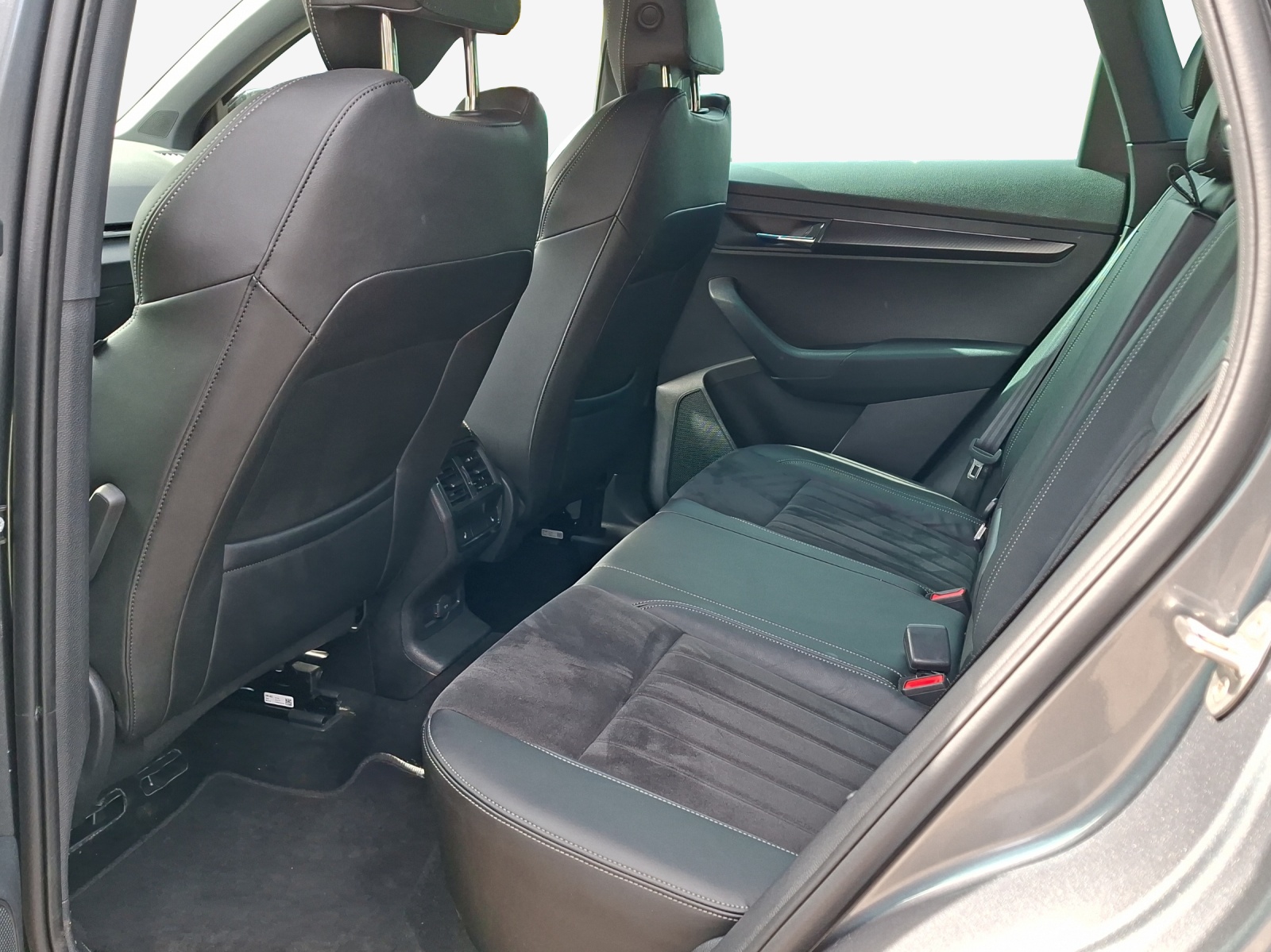 SKODA Karoq 2.0 TSI SportLine 4x4 DSG-image-11