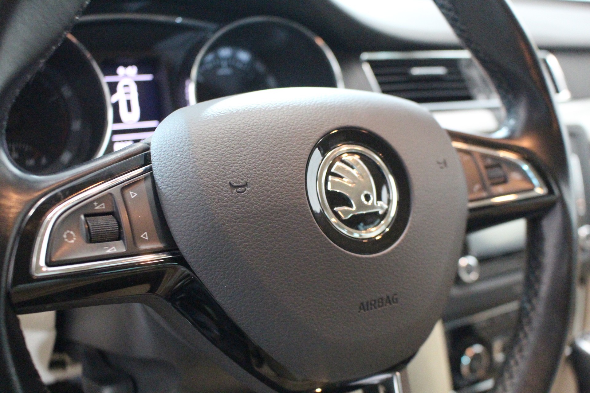 SKODA Superb Combi 1.8 TSI Elegance 4x4-image-13