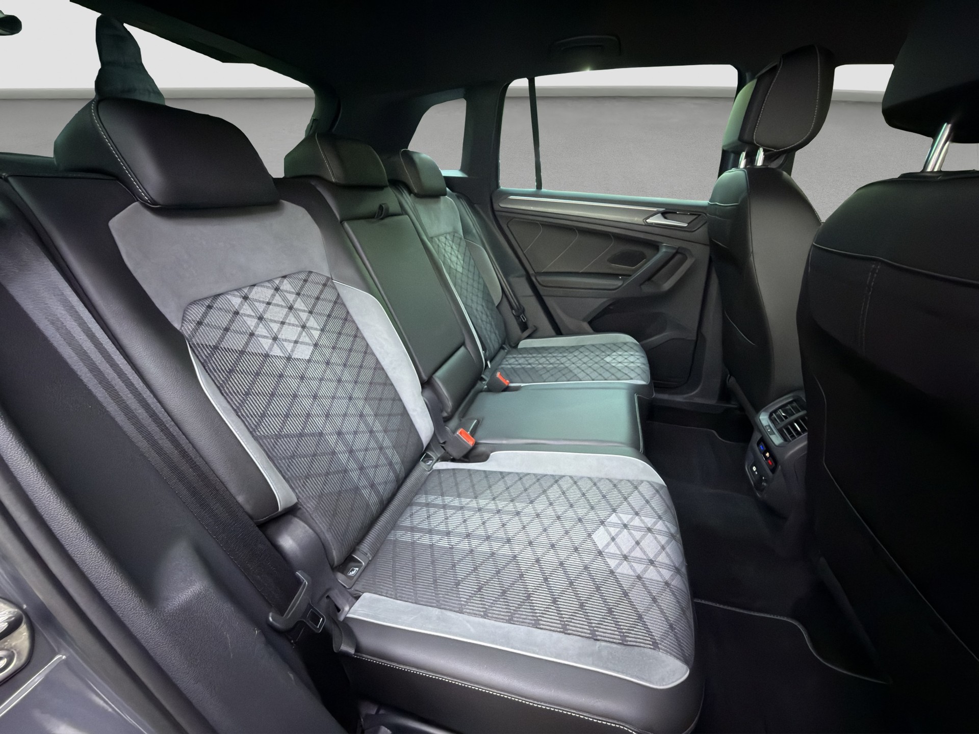 VW Tiguan 2.0TSI R-Line 4Motion DSG-image-14
