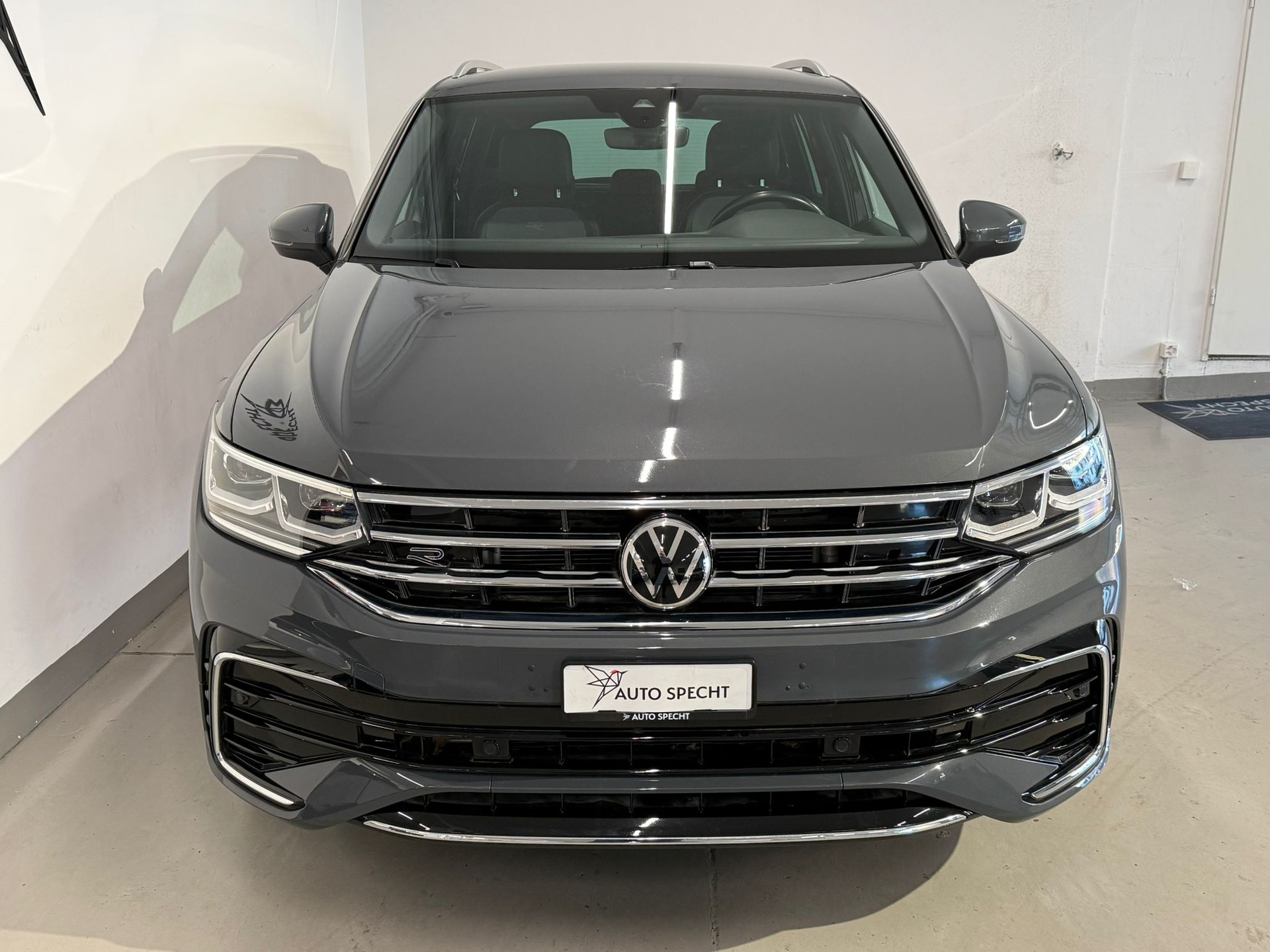 VW Tiguan 2.0TSI R-Line 4Motion DSG-image-2