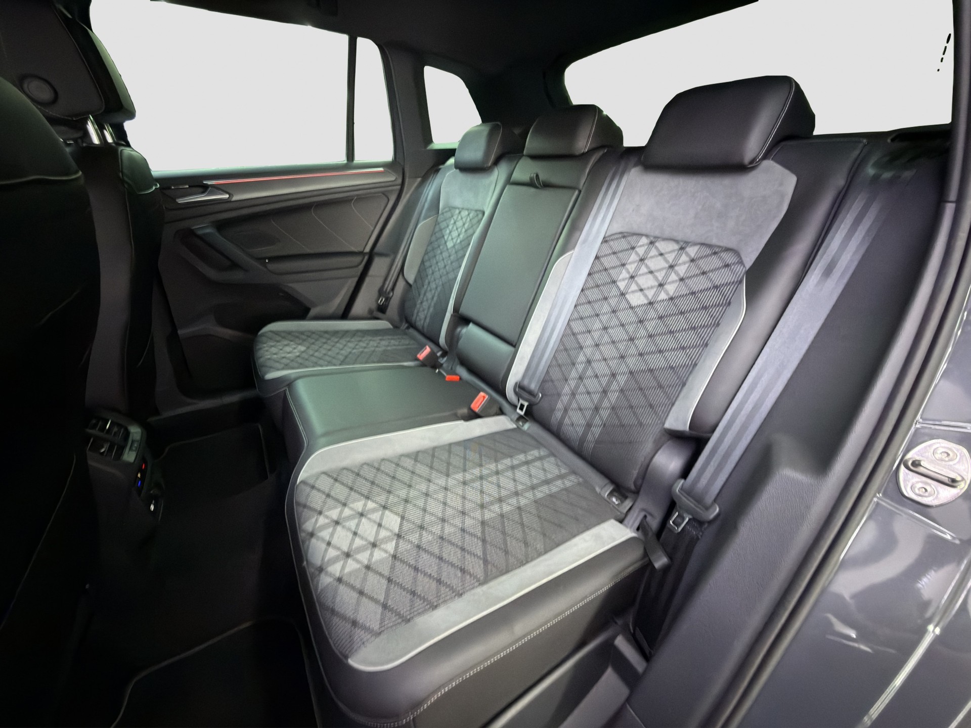 VW Tiguan 2.0TSI R-Line 4Motion DSG-image-12