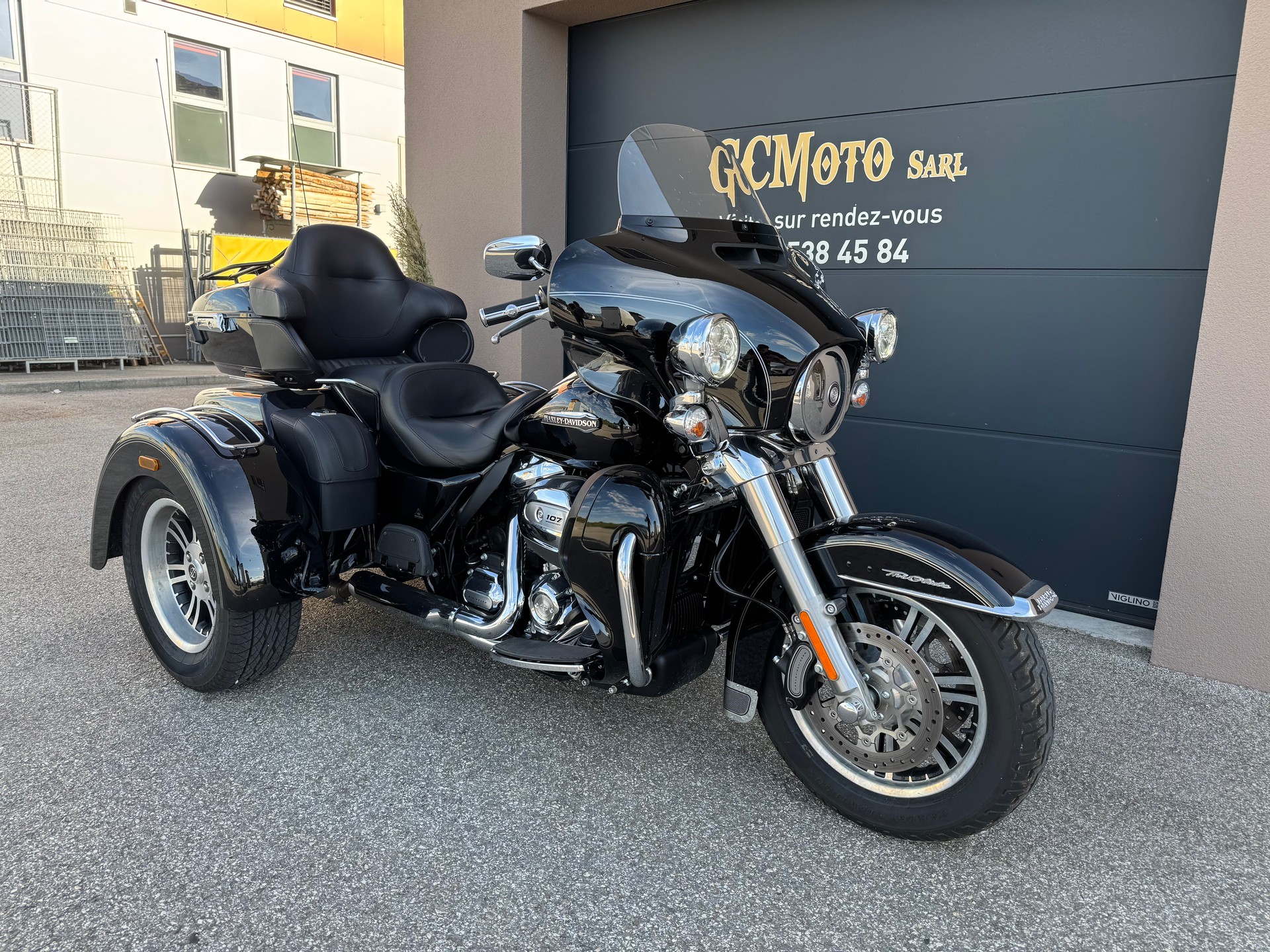HARLEY-DAVIDSON FLHTCUTG Tri Glide Ultra-showroom-element-2