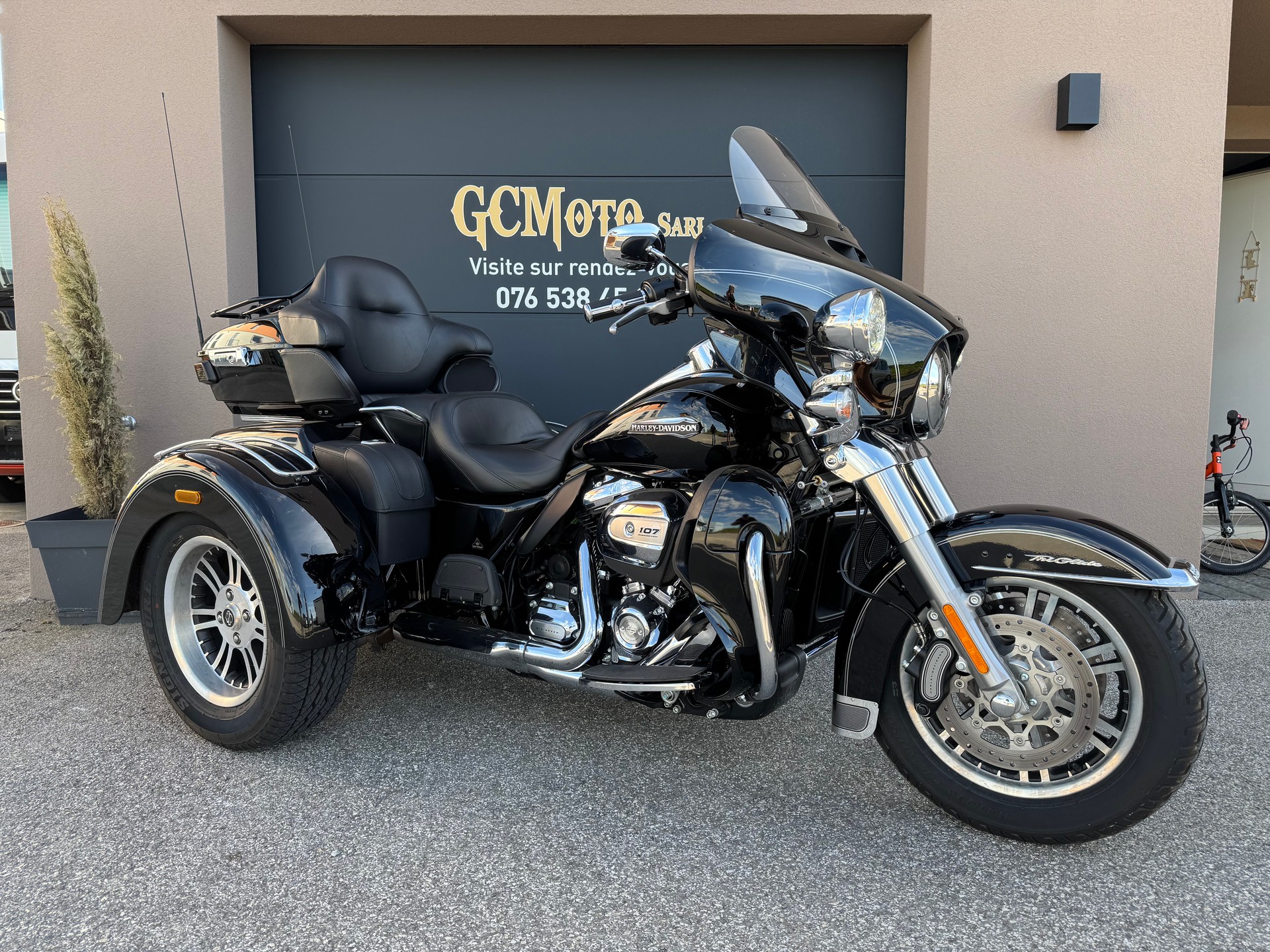 HARLEY-DAVIDSON FLHTCUTG Tri Glide Ultra-showroom-element-1