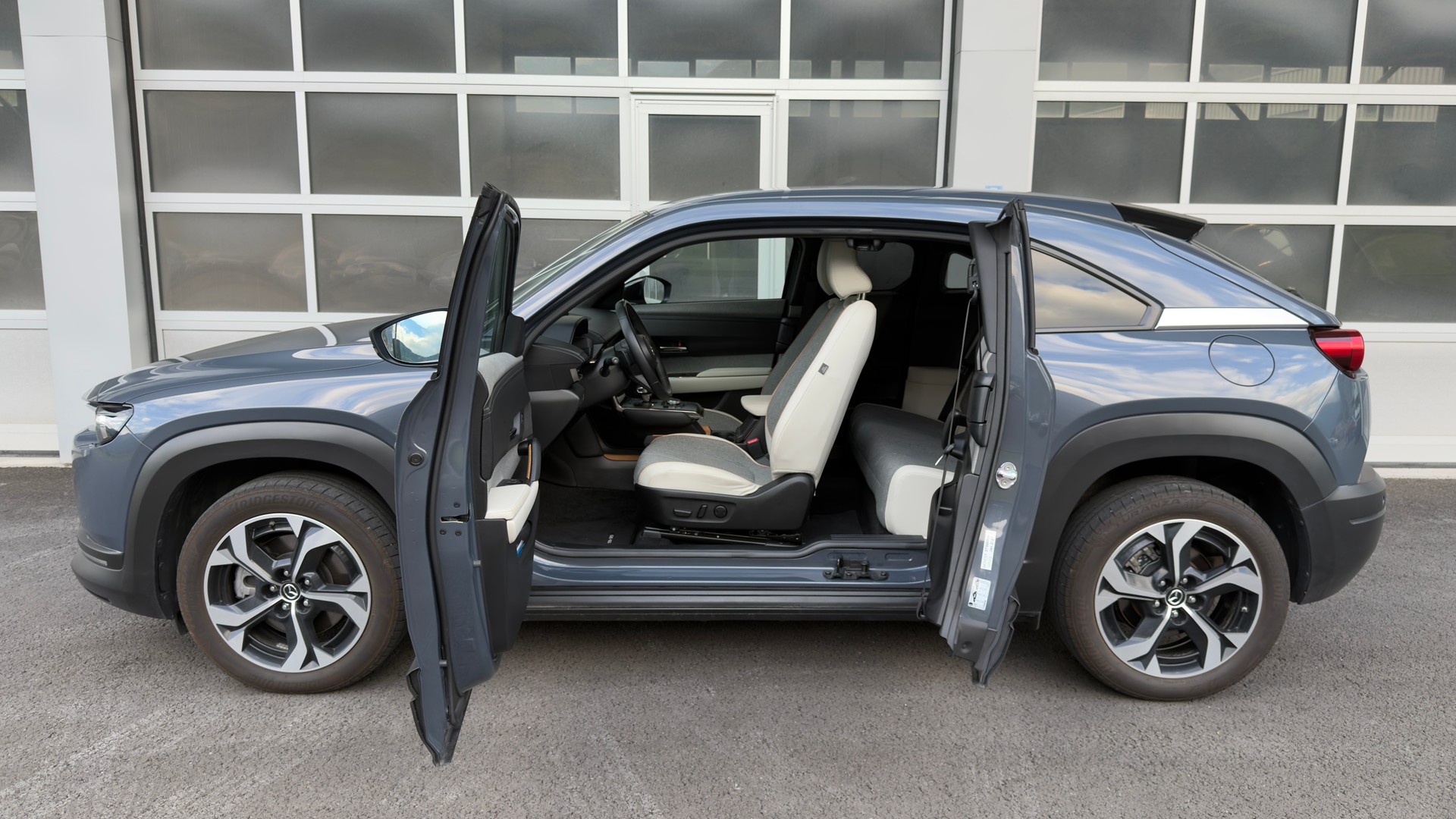 MAZDA MX-30 e-Skyactiv R-EV Advantage-image-3