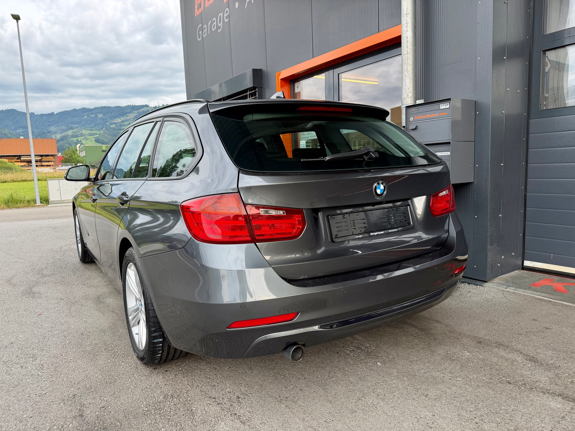 BMW 320d xDrive Touring Sport Line Steptronic-image-5