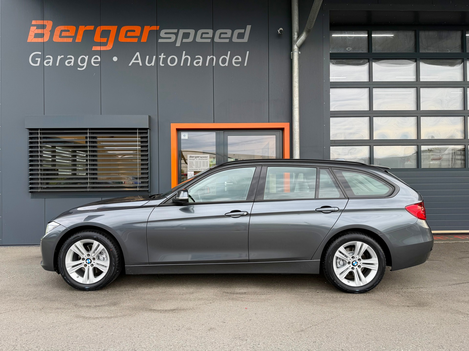 BMW 320d xDrive Touring Sport Line Steptronic-showroom-element-1