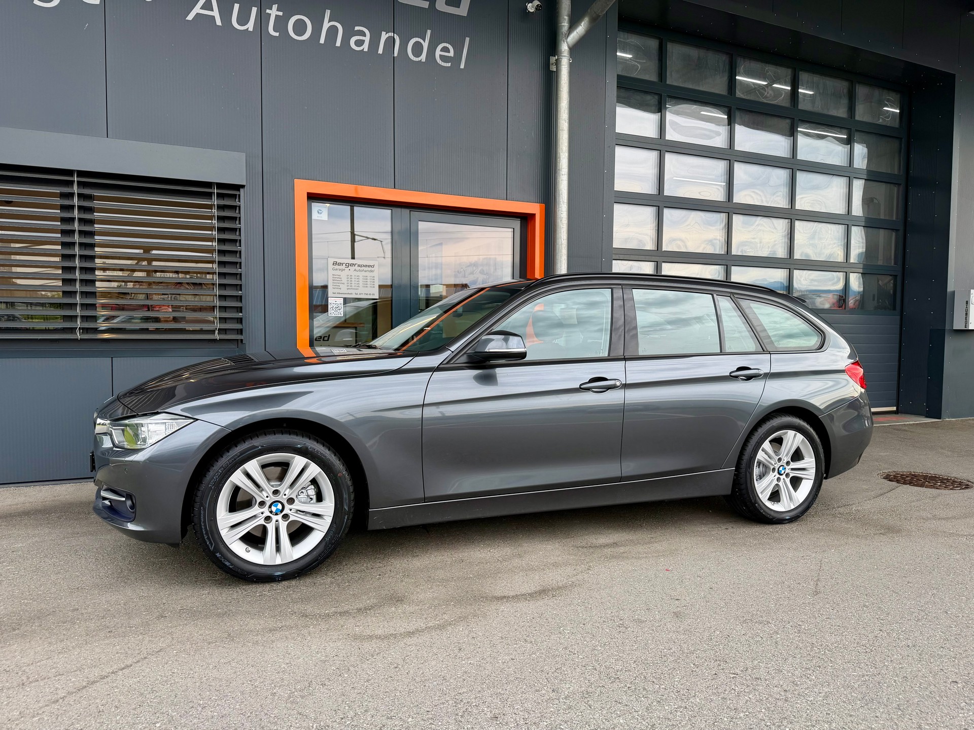 BMW 320d xDrive Touring Sport Line Steptronic-showroom-element-3