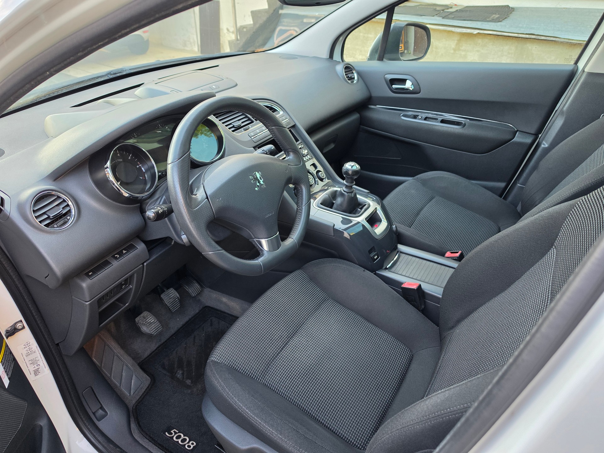 PEUGEOT 5008 1.6 16V T Sport Pack-image-8