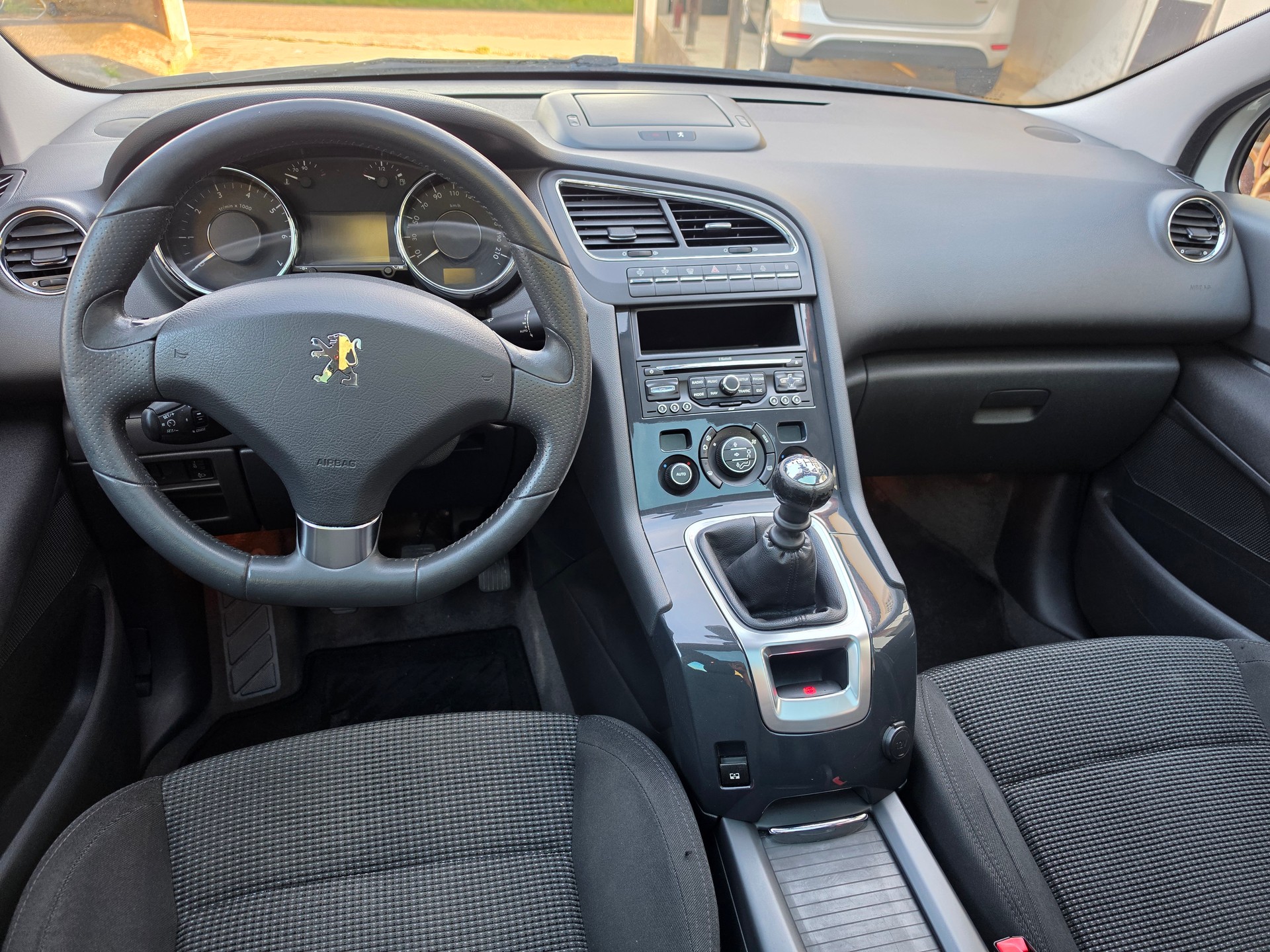 PEUGEOT 5008 1.6 16V T Sport Pack-image-13