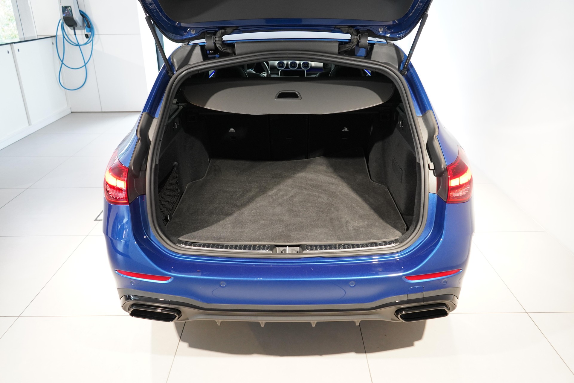 MERCEDES-BENZ C 220 d Swiss Star AMG Line 4matic Kombi-image-4