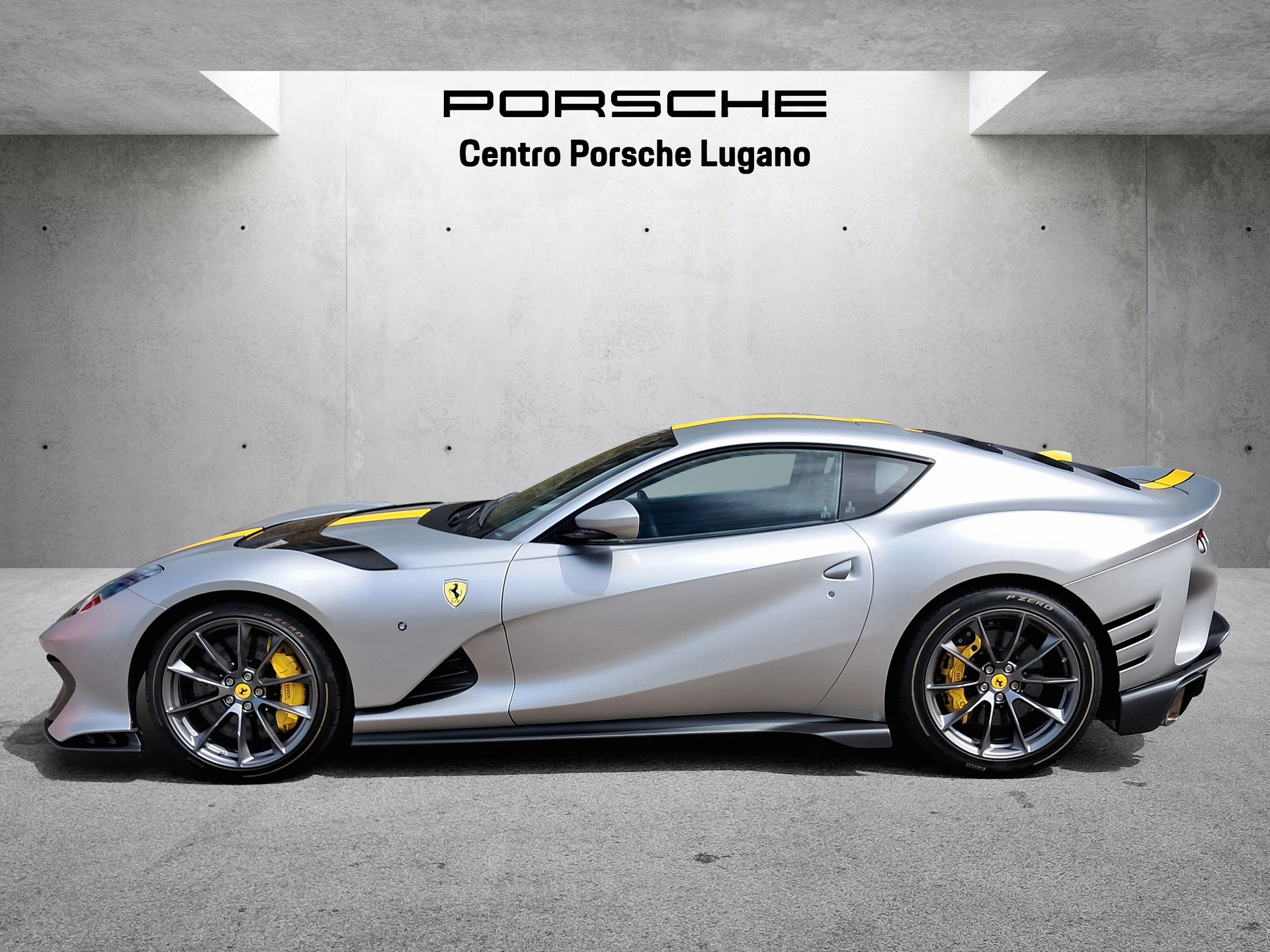 FERRARI 812 Competizione-showroom-element-1