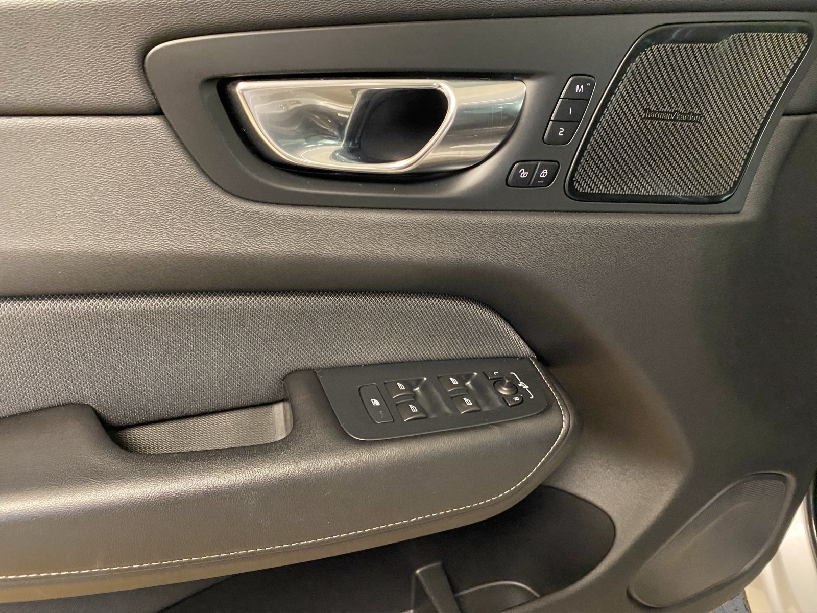 VOLVO XC60 T6 eAWD R-Design Geartronic-image-8