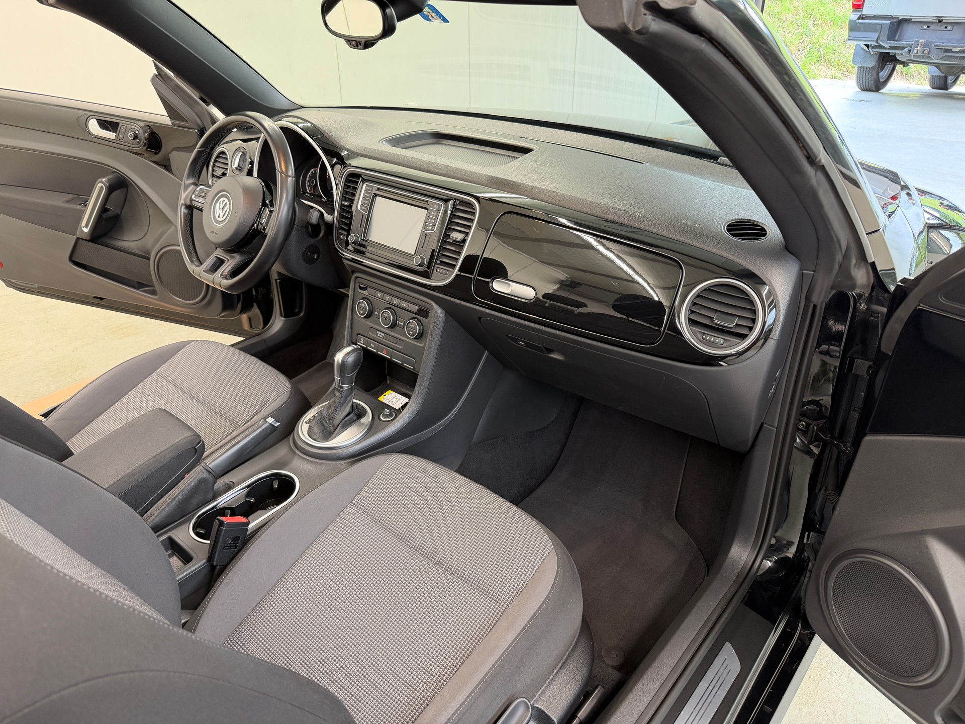 VW Beetle Cabrio 1.4 TSI BMT Club DSG-image-15
