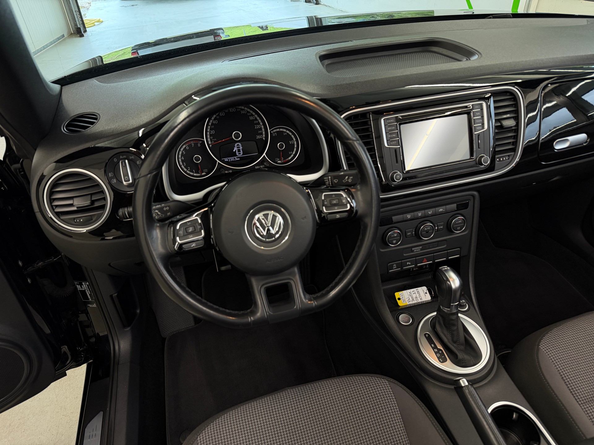VW Beetle Cabrio 1.4 TSI BMT Club DSG-image-10