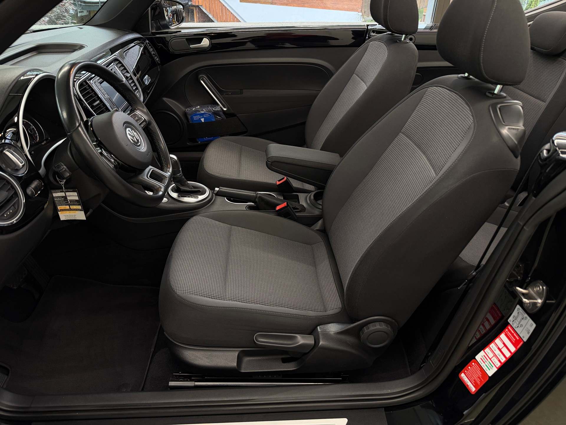 VW Beetle Cabrio 1.4 TSI BMT Club DSG-image-11