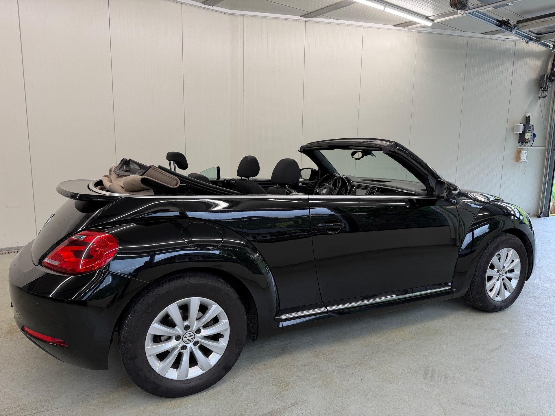 VW Beetle Cabrio 1.4 TSI BMT Club DSG-image-2