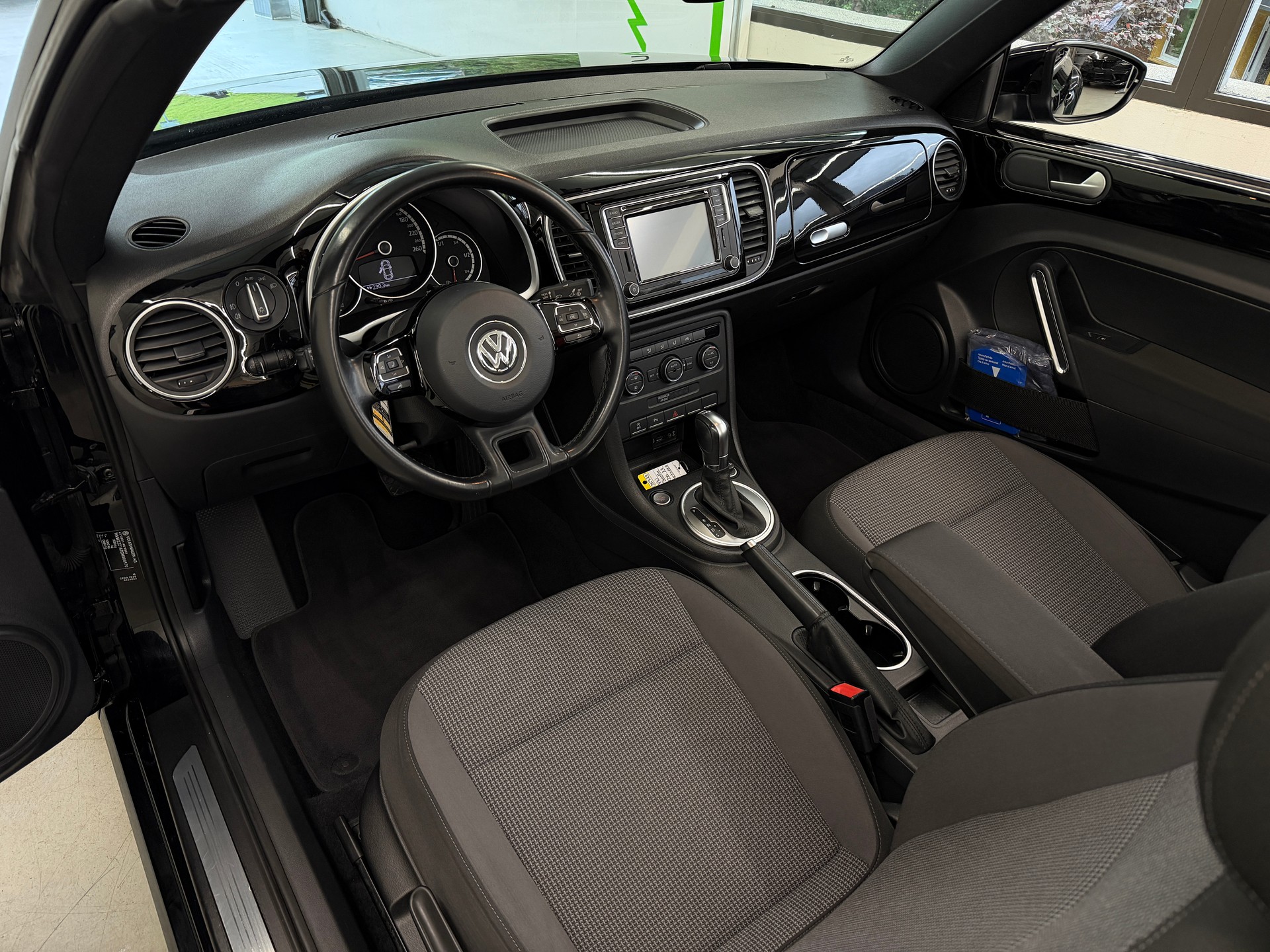 VW Beetle Cabrio 1.4 TSI BMT Club DSG-image-9