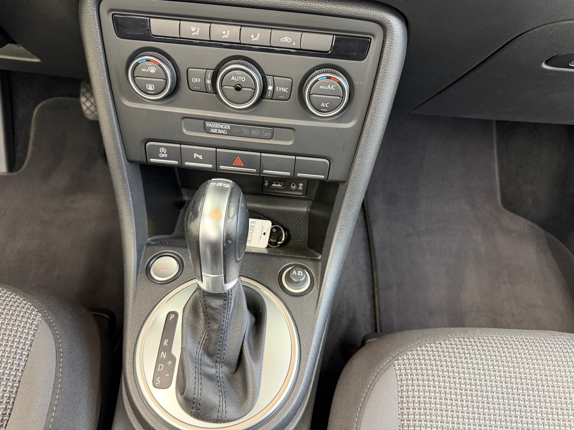 VW Beetle Cabrio 1.4 TSI BMT Club DSG-image-18