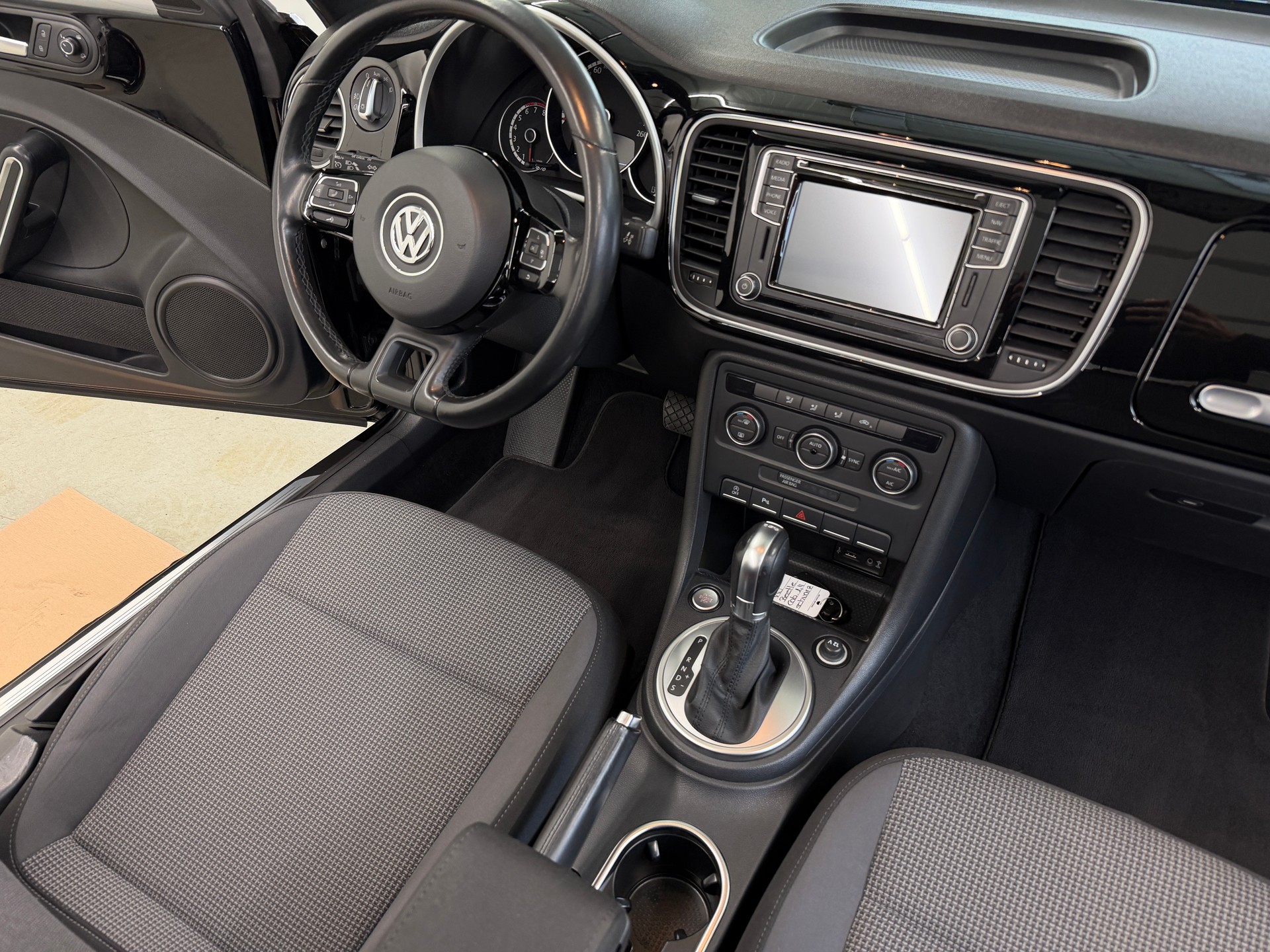 VW Beetle Cabrio 1.4 TSI BMT Club DSG-image-16