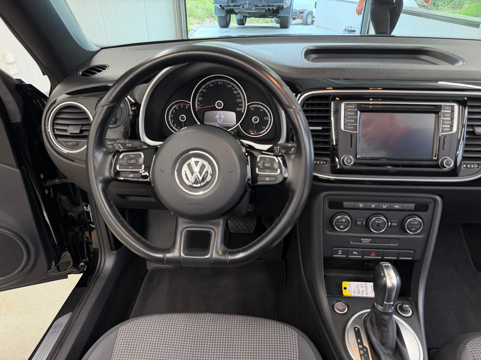 VW Beetle Cabrio 1.4 TSI BMT Club DSG-image-17