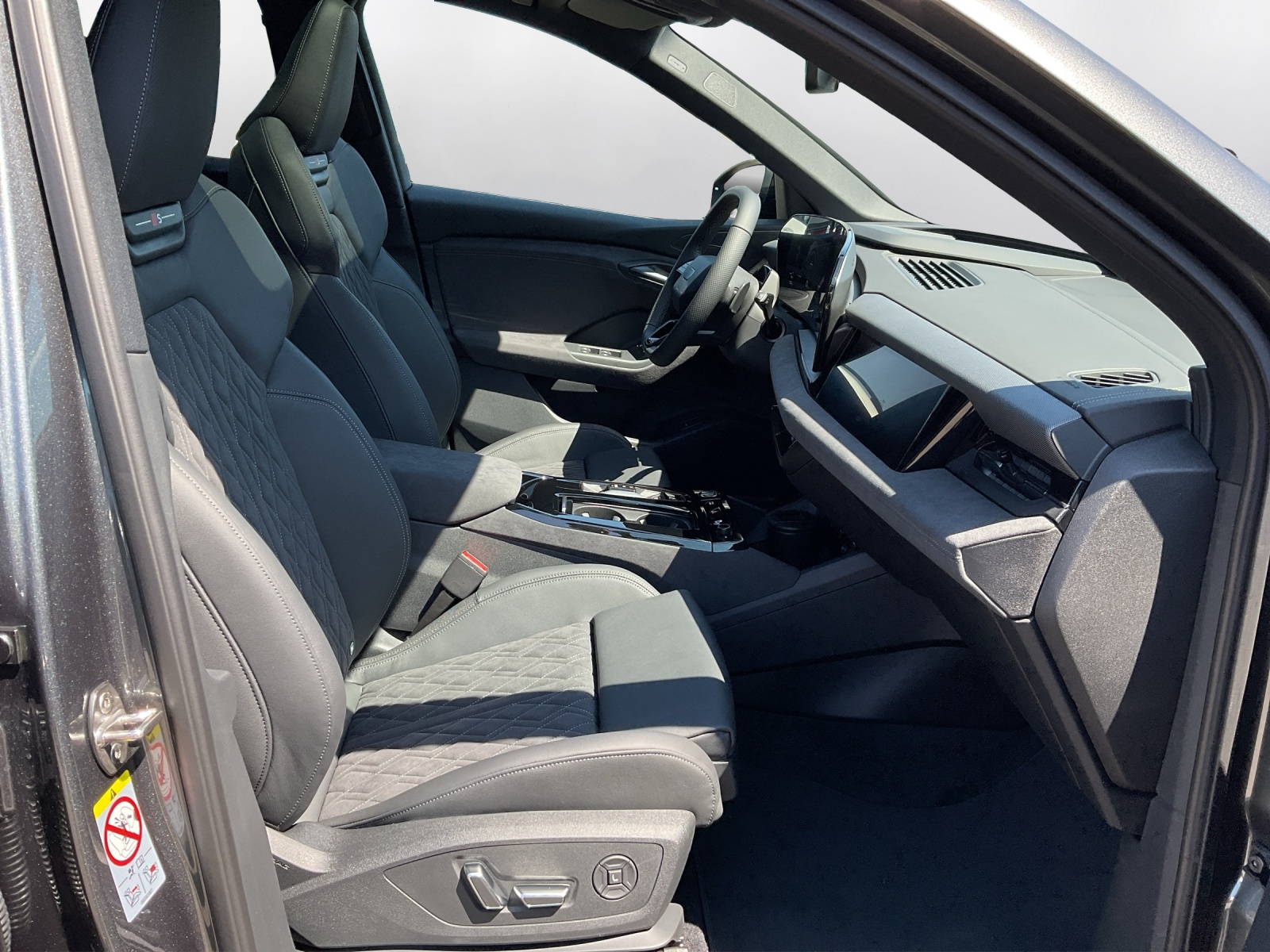 AUDI Q6 e-tron quattro-image-13