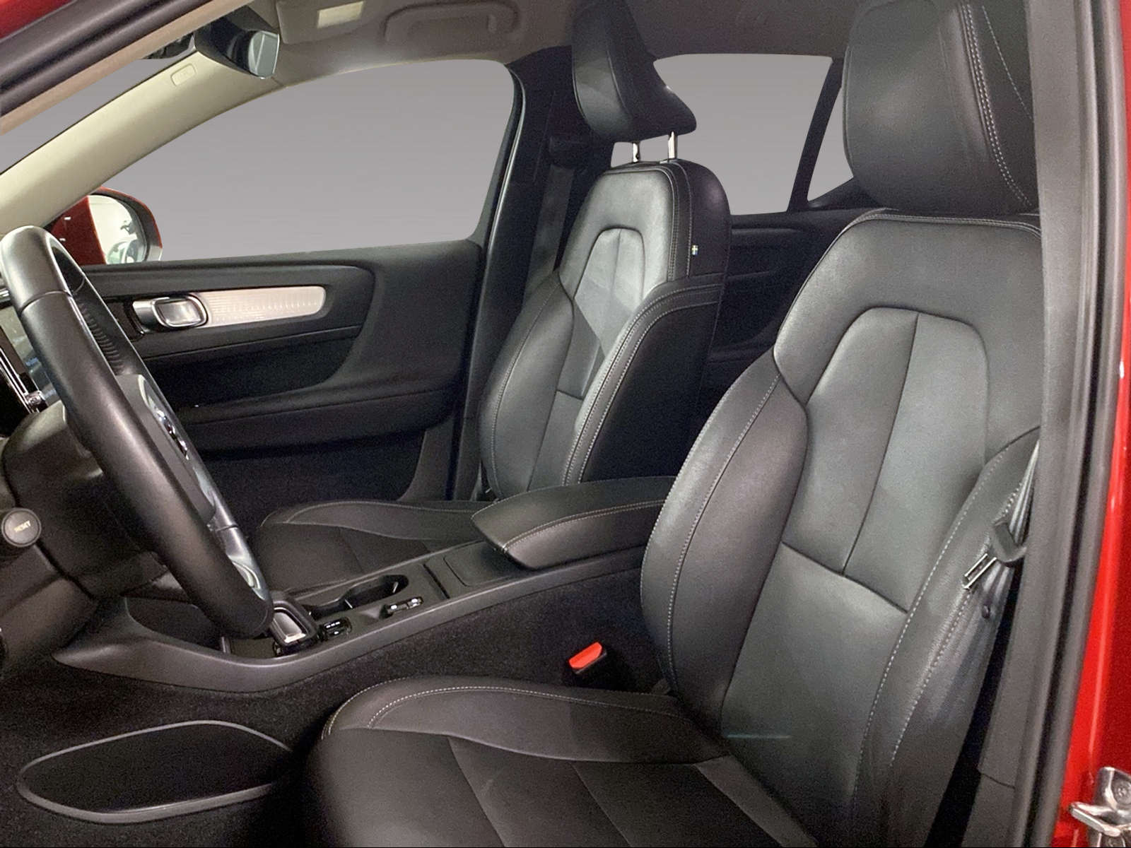 VOLVO XC40 2.0 T4 Momentum AWD-image-6