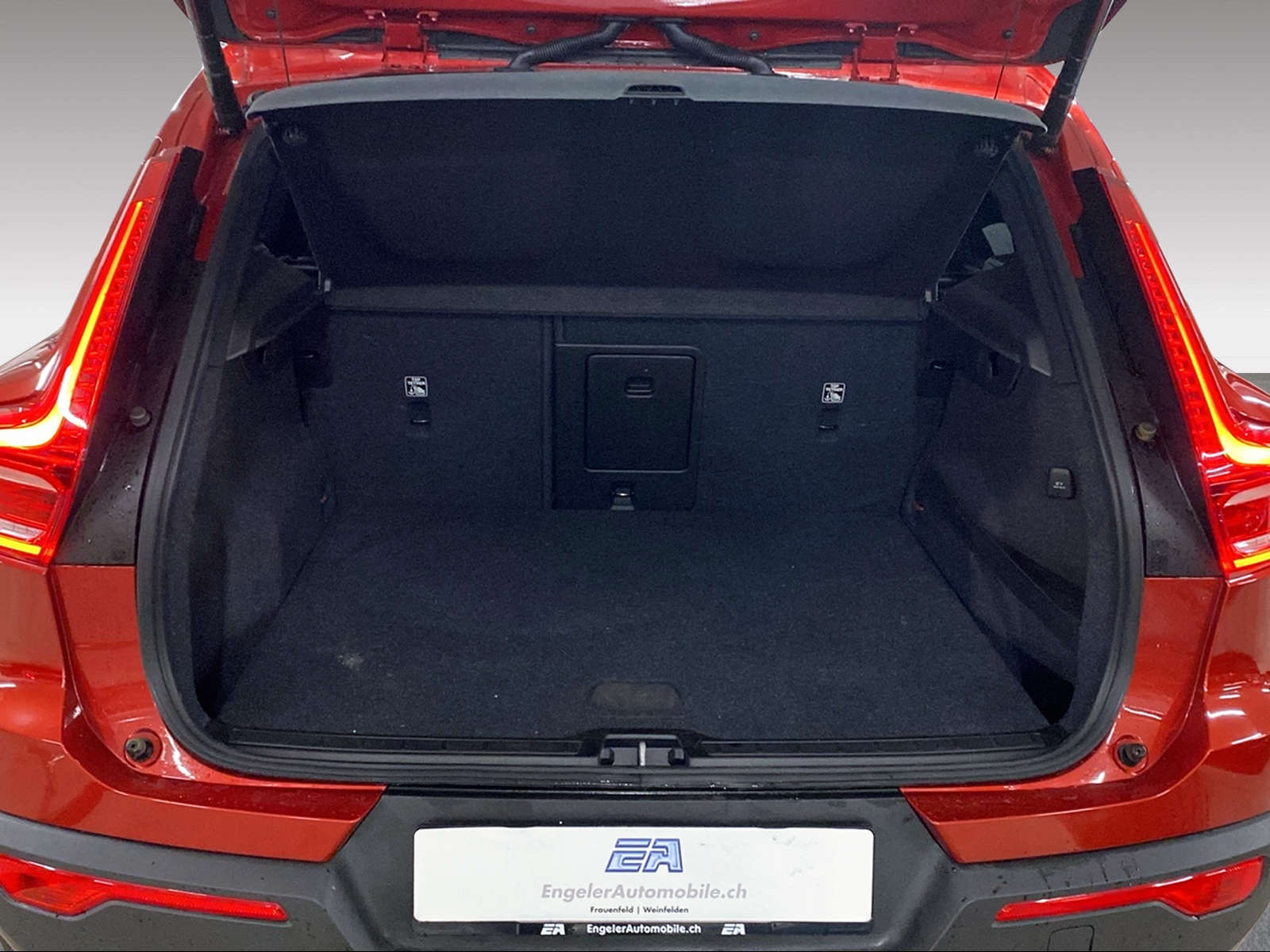 VOLVO XC40 2.0 T4 Momentum AWD-image-5