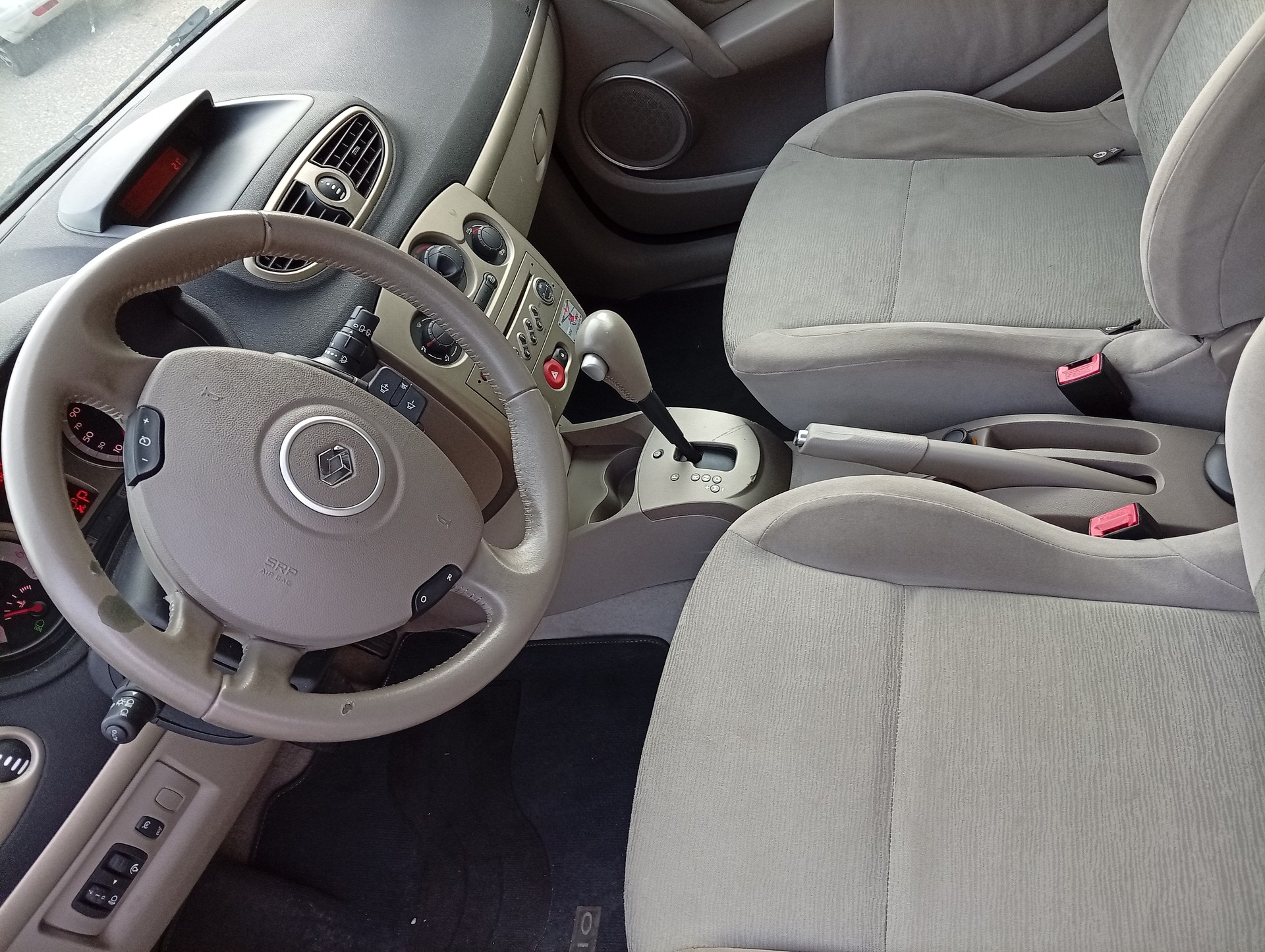 RENAULT Clio 1.6 16V Privilège-image-10