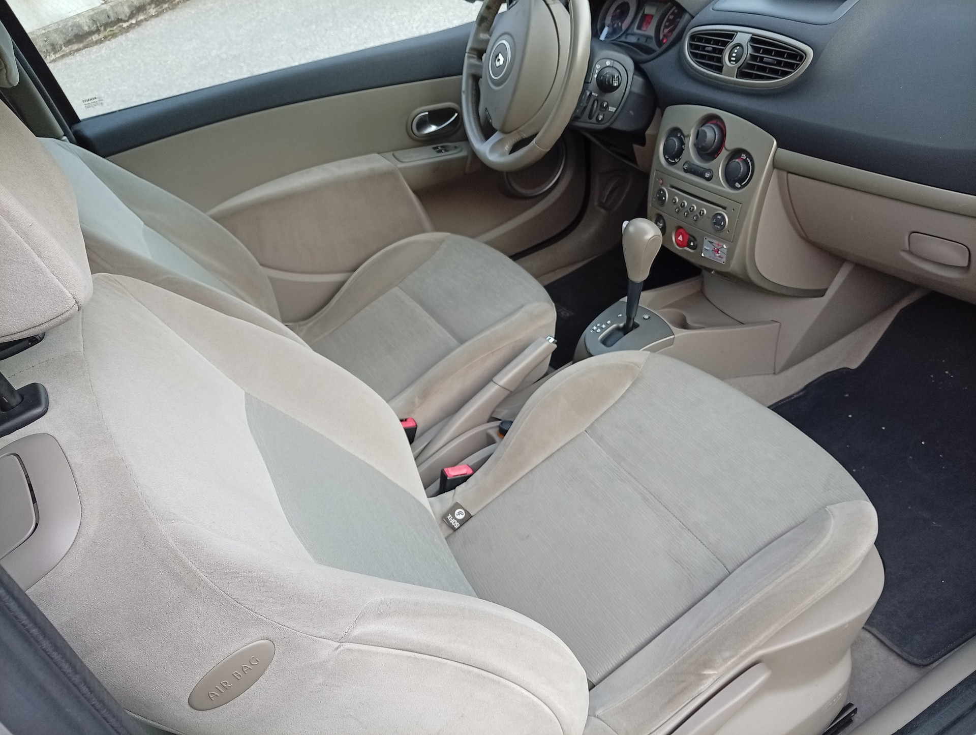 RENAULT Clio 1.6 16V Privilège-image-12