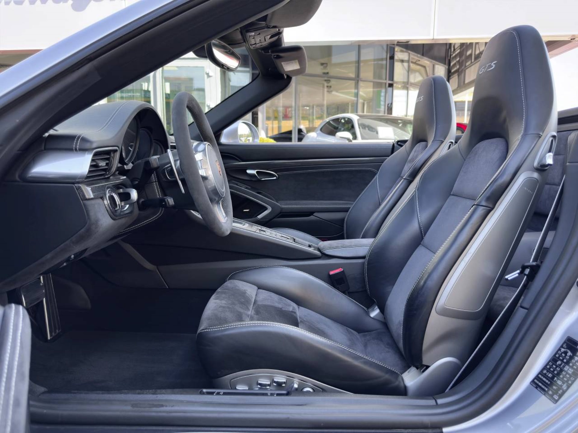 PORSCHE 911 Carrera GTS Cabriolet-image-4