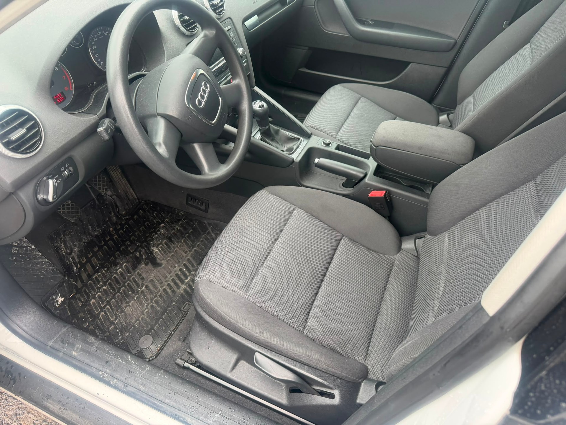 AUDI A3 Sportback 1.2 TFSI Attraction-image-4