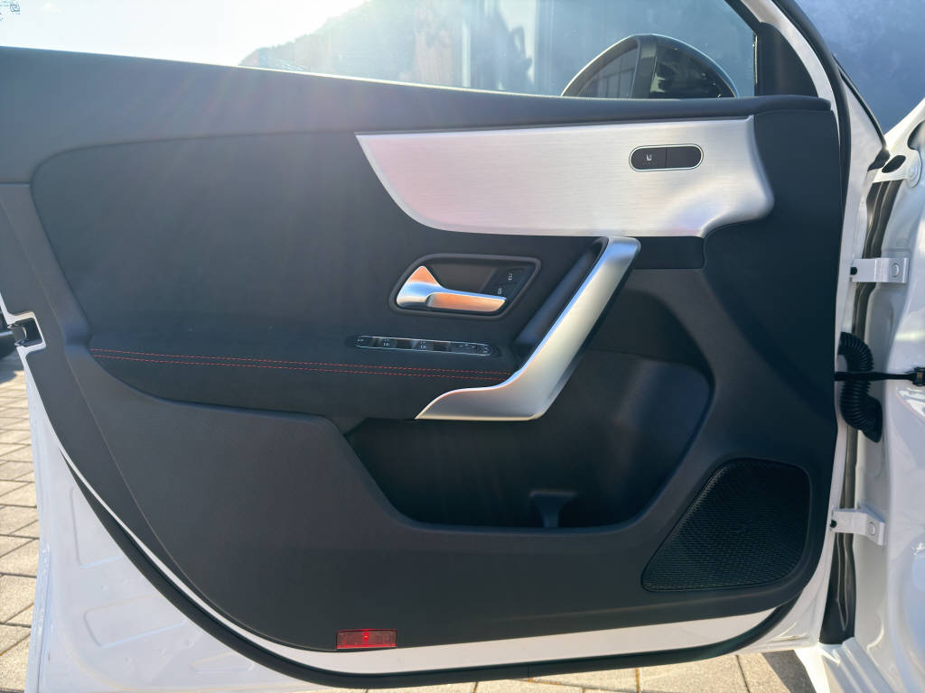 MERCEDES-BENZ A 220 4MATIC-image-10