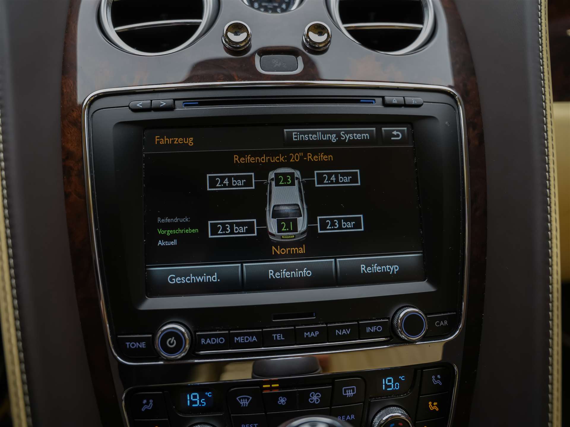 BENTLEY Flying Spur *Panorama*Massage*Sitzlüftung*-image-42