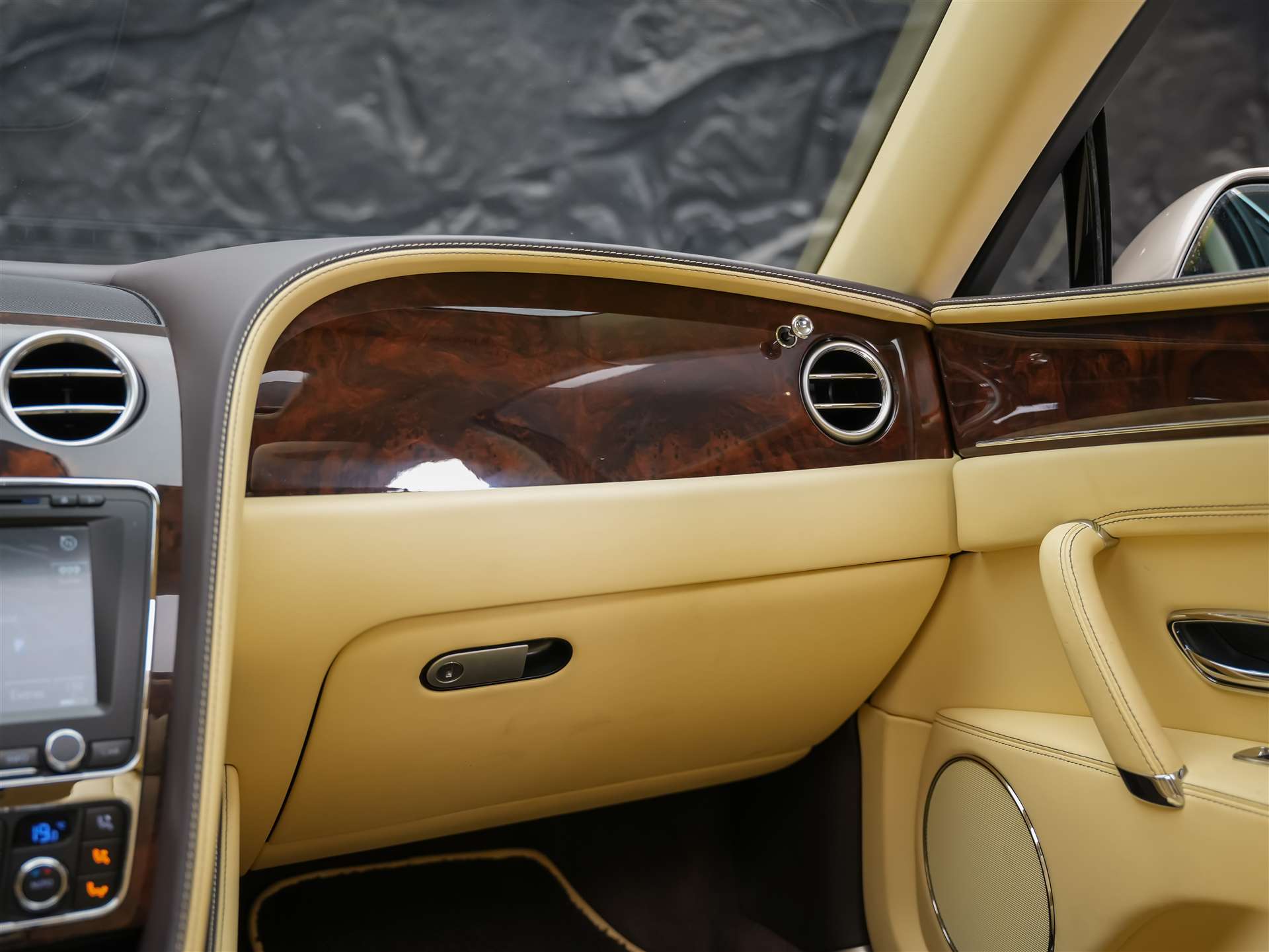 BENTLEY Flying Spur *Panorama*Massage*Sitzlüftung*-image-25