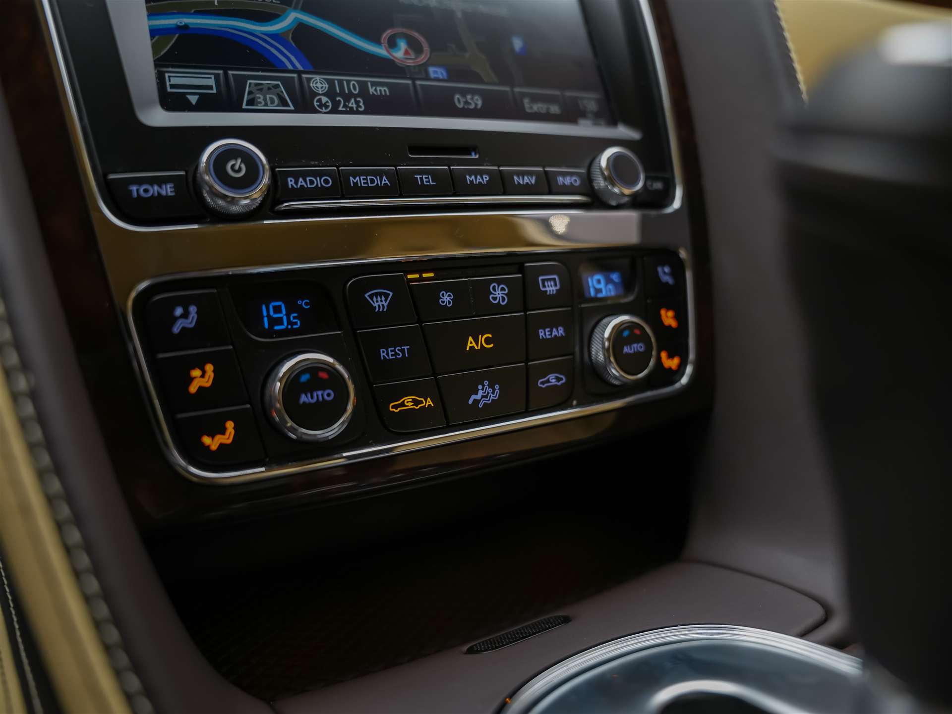 BENTLEY Flying Spur *Panorama*Massage*Sitzlüftung*-image-29