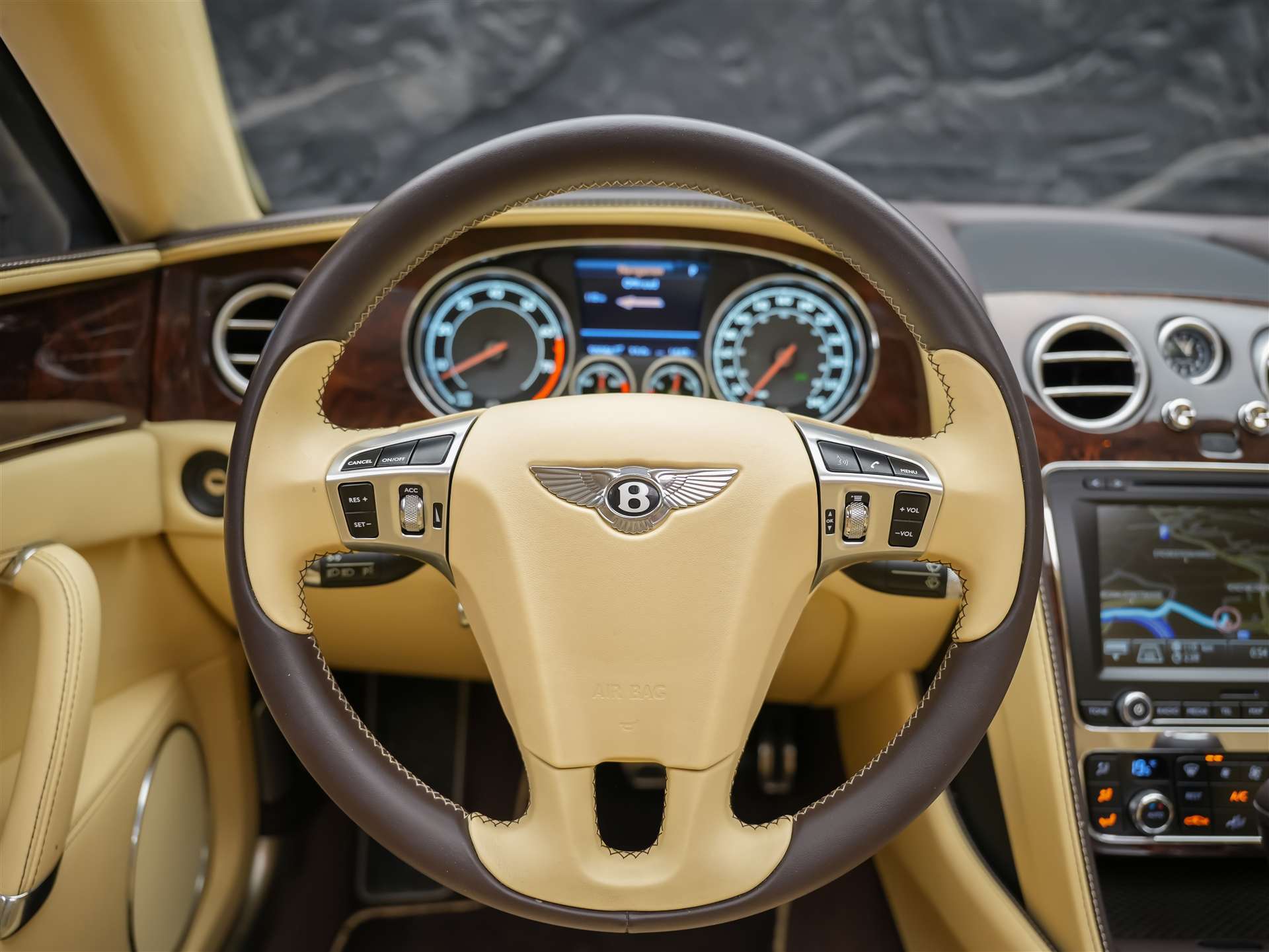 BENTLEY Flying Spur *Panorama*Massage*Sitzlüftung*-image-37
