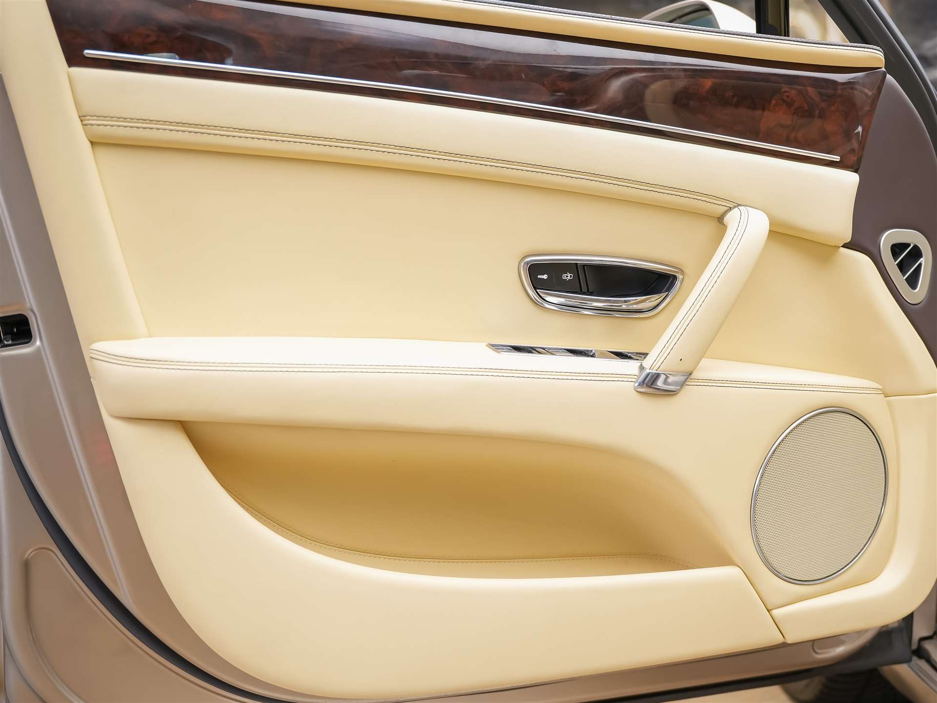 BENTLEY Flying Spur *Panorama*Massage*Sitzlüftung*-image-33
